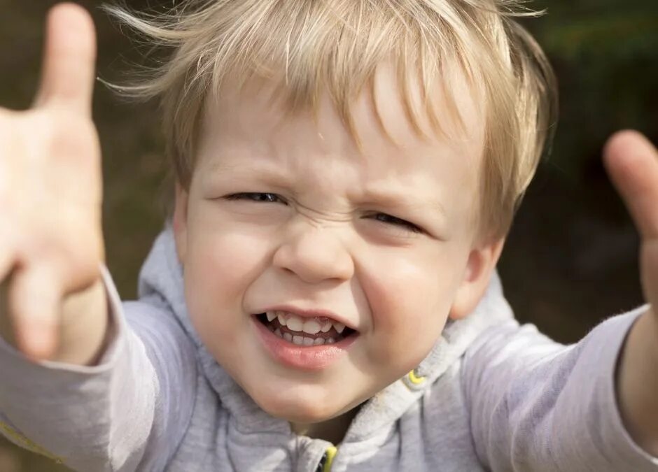 Чтоб он просил детей. Дети на небесах. Я видел как плачет мама стих. О доброте. Ребёнок тянетмя на ручки.