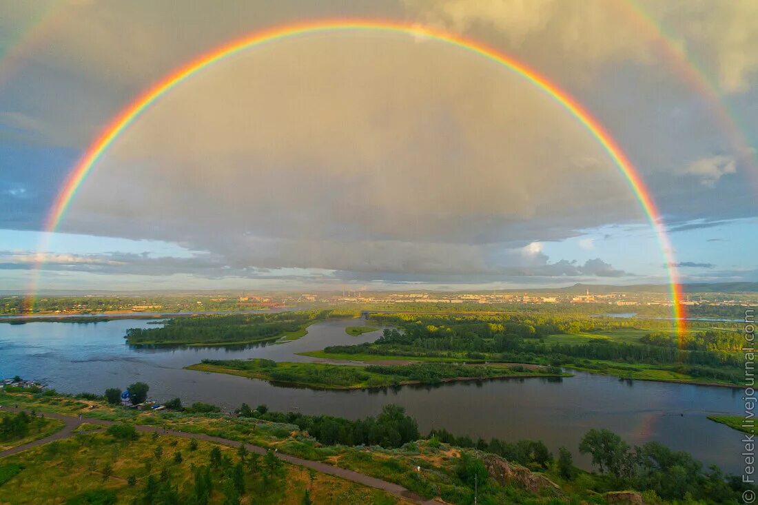 Радуга. Радуга в небе. Красивая Радуга. Широкая Радуга.