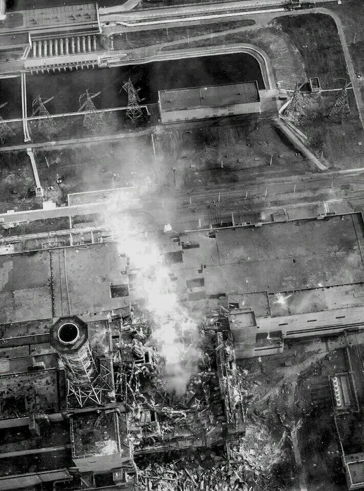 Катастрофа на аэс 1986. Чернобыль 1986 взрыв. Чернобыльская АЭС 1986. ЧАЭС реактор 1986. Чернобыль взрыв атомной станции 1986.