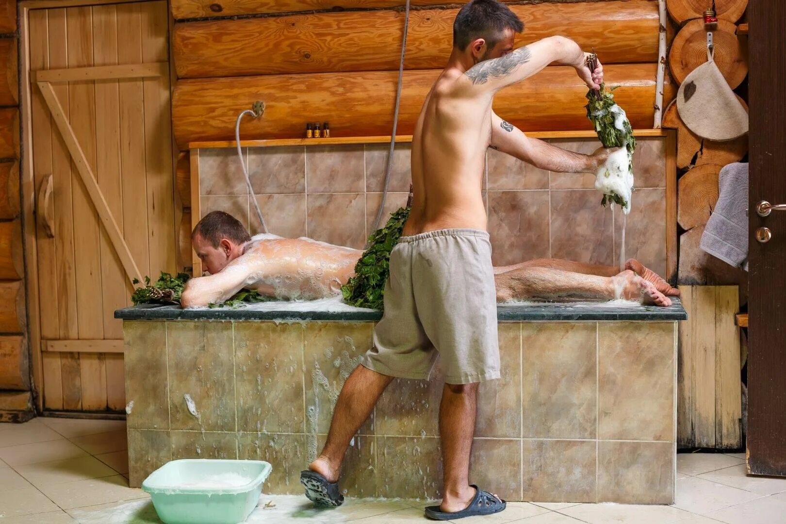 Услуги банщика. Традиционная русская баня. Парная с веником. Русская баня с веником. Веник для бани.