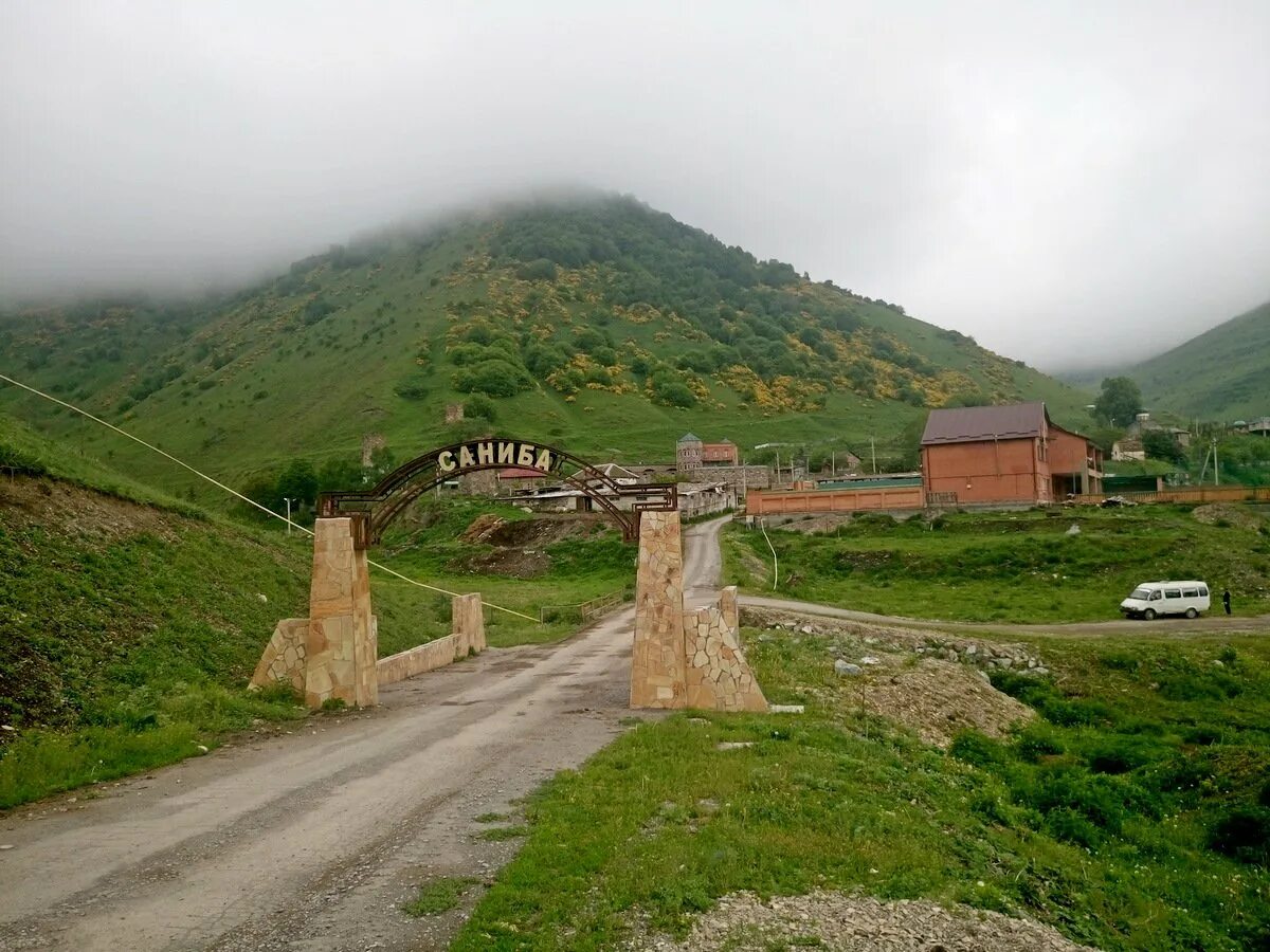 Отель саниба северная осетия. Горная саниба северная осетия. Горная саниба святилище. Горная саниба северная осетия. Геналдонское ущелье северная осетия.