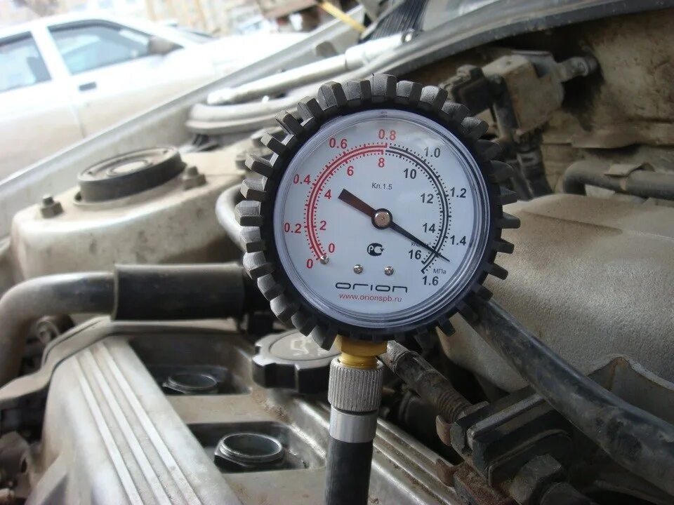 Компрессия 124 мотор. Компрессия двигателя в20в. Двигатель 3 2 компрессия. Измерение компрессии в цилиндрах дизельного двигателя д-240. Давление в цилиндрах дизельного двигателя wp10.