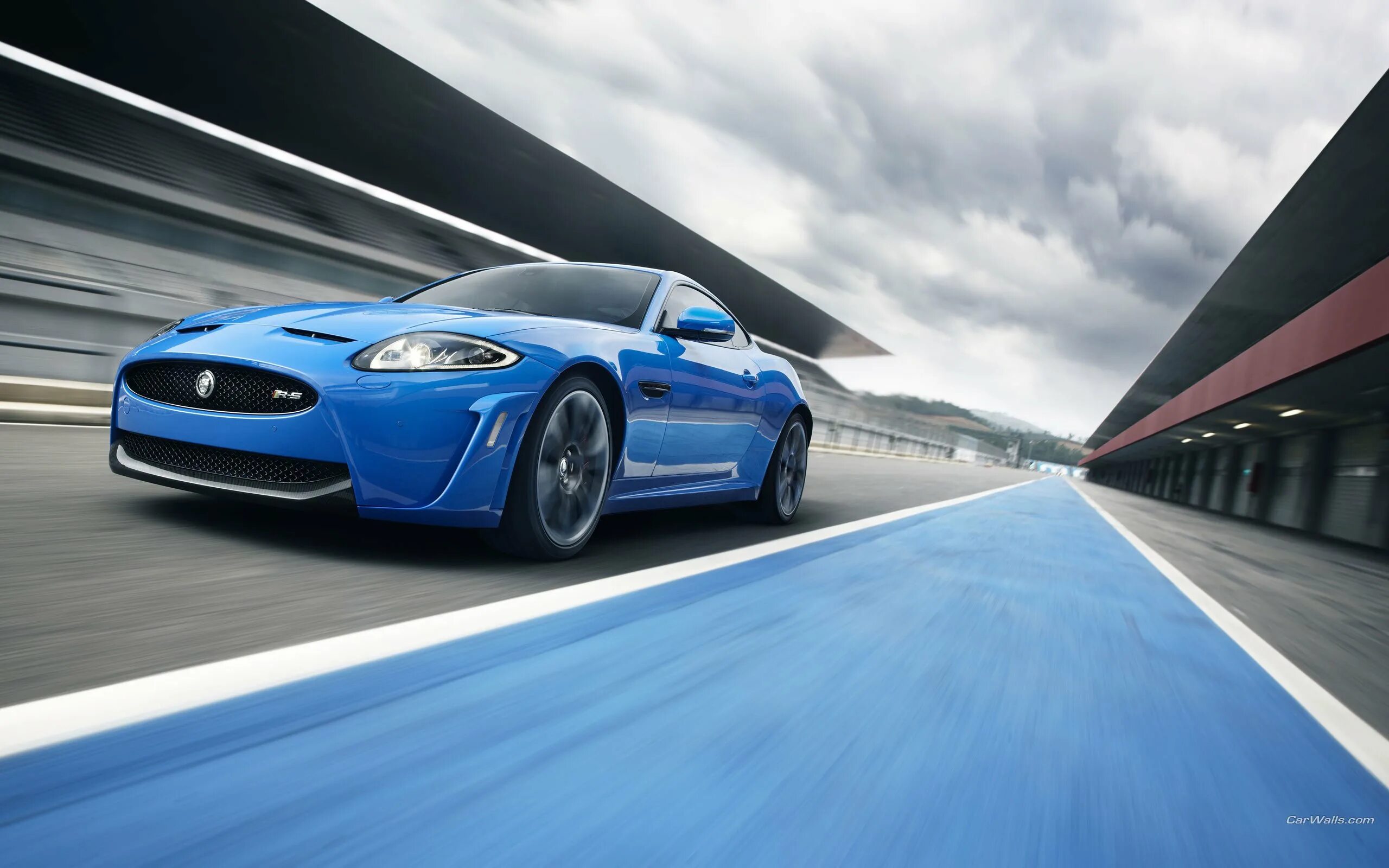 Включи синий машина. Jaguar XKR синий. Jaguar XKR-S. Jaguar XKR-S 2012. Jaguar XKR-S 2011 сине-белый.
