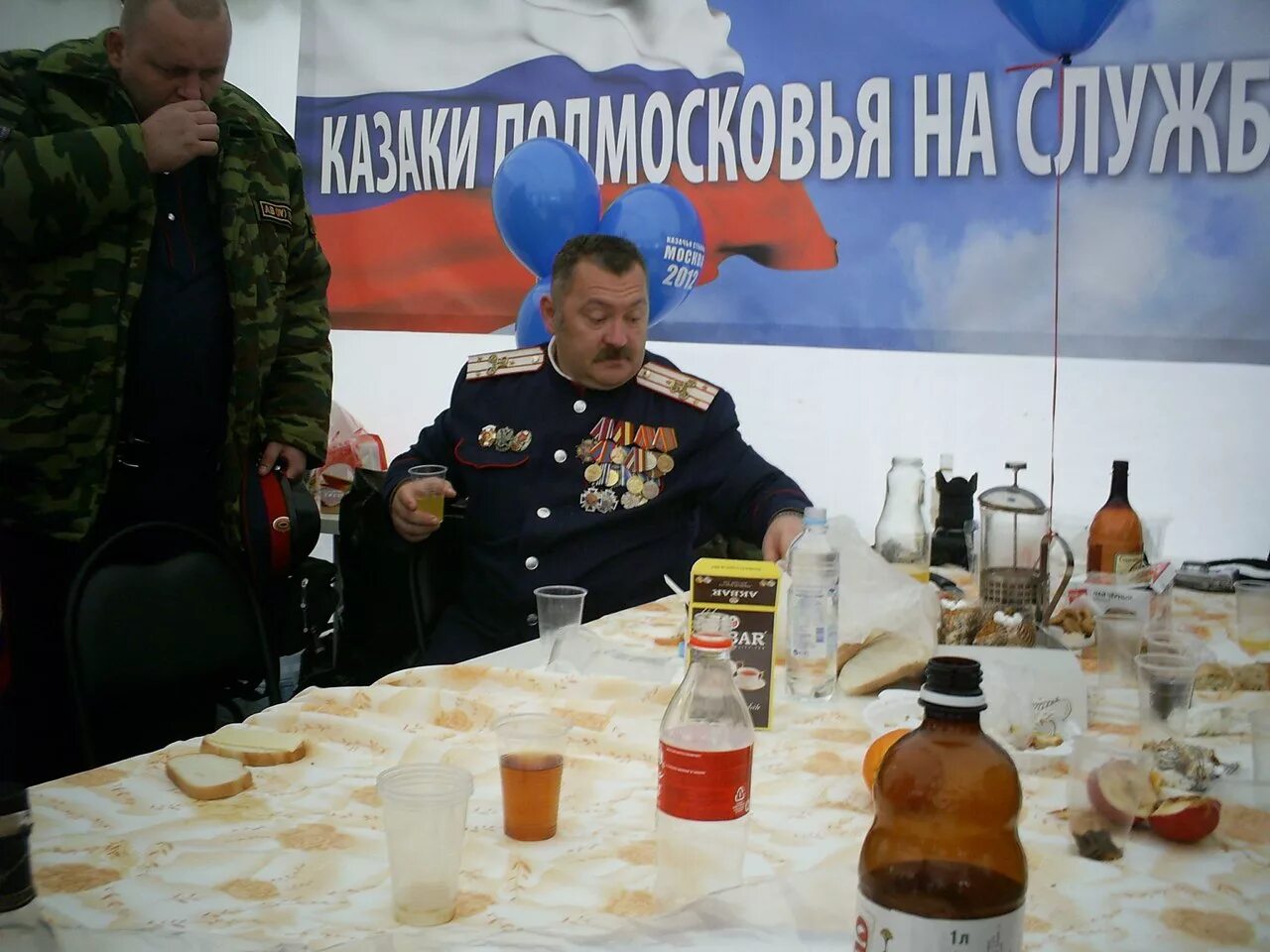 Пьяные казаки. Казаки пьянь. Ряженые казаки. Курительные трубки казаков. Смешные казаки.