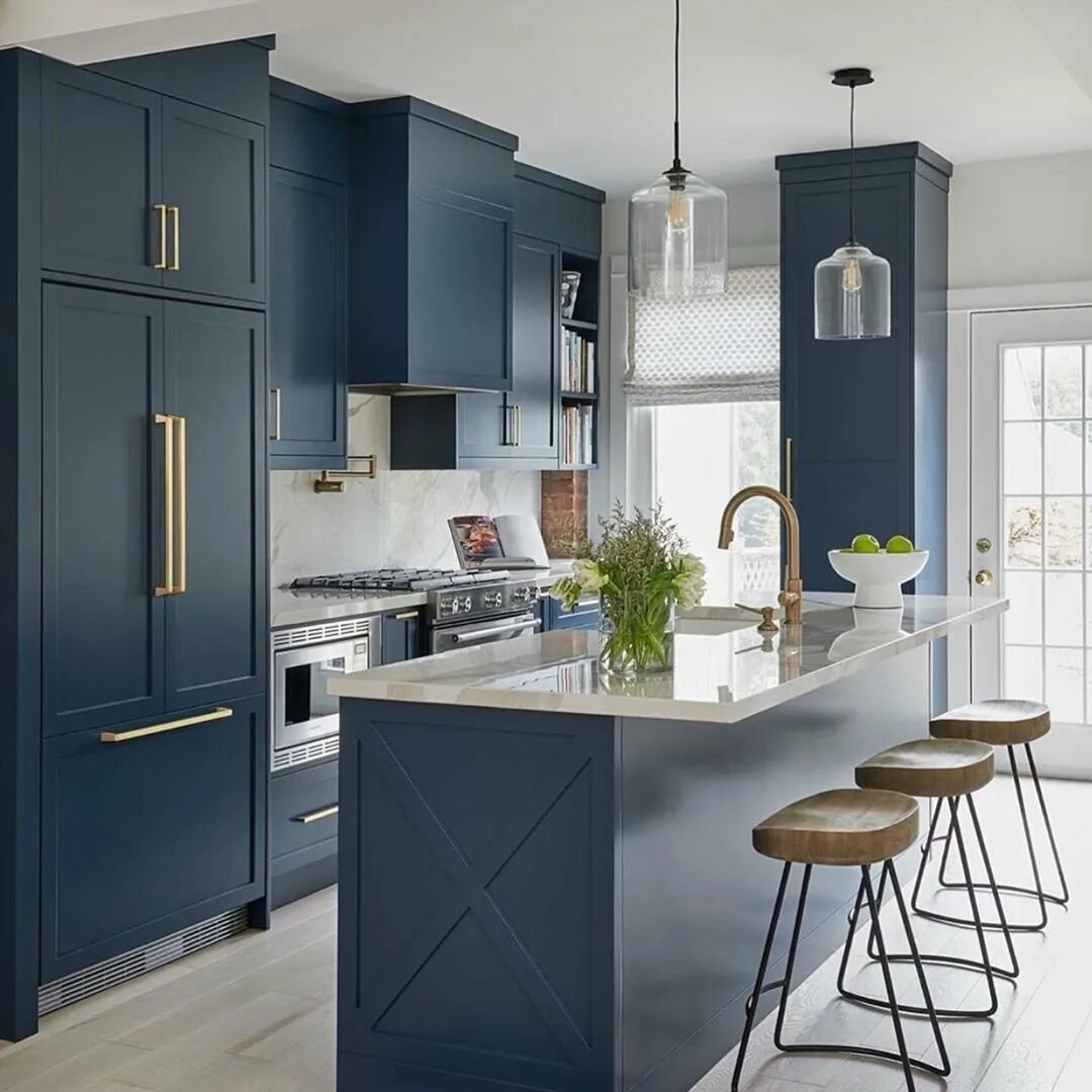 Синяя кухня. Синяя кухня Неоклассика. Темно синяя кухня в стиле Неоклассика. Кухня индиго в интерьере. Интерьер синей голубой кухни.