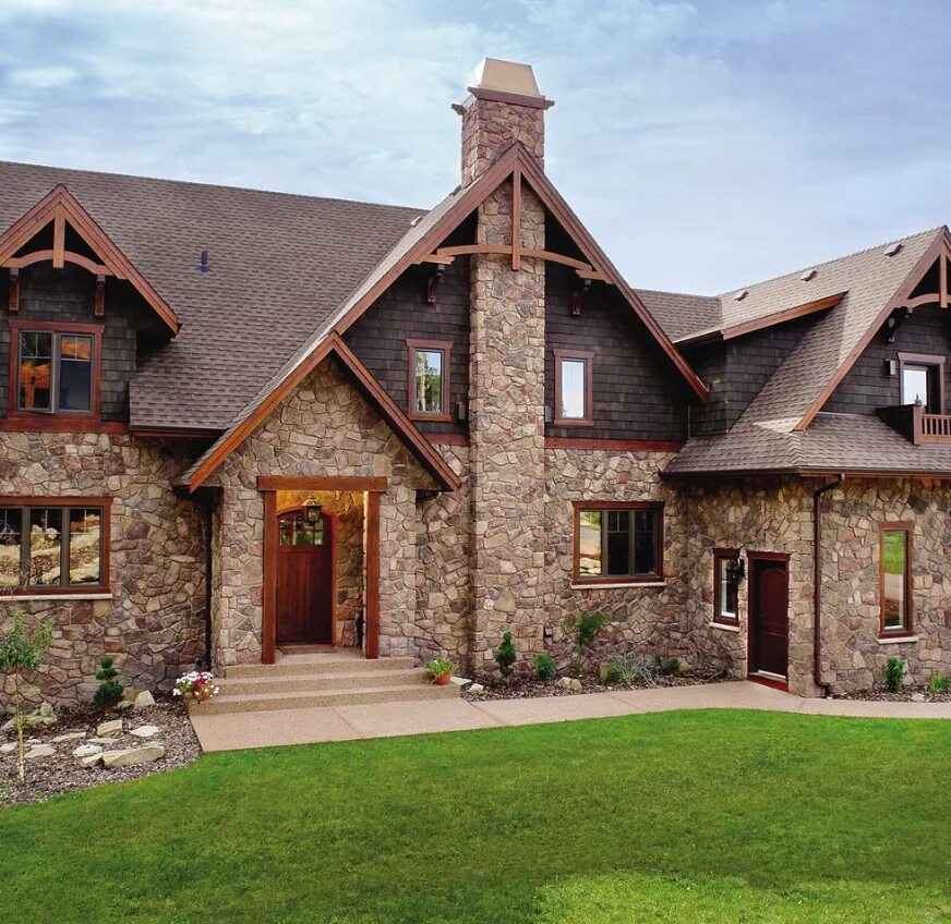 Натуральный фасад. Красивый каменный дом. Дом из природного камня. Дом облицованный камнем. Каменный фасад.