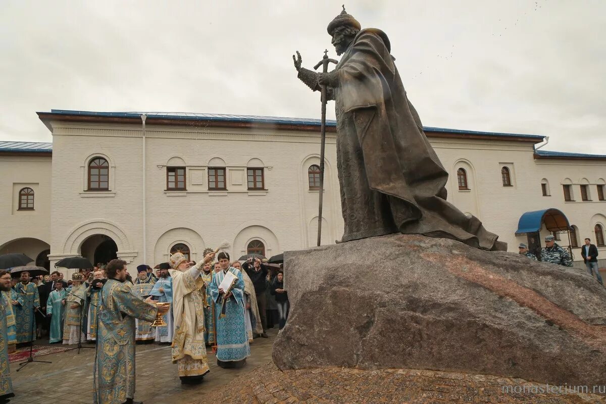 Памятники культуры калужской области. Памятник Ивану 3 в Калуге стояние на Угре. Памятник стояние на Угре в Калужской области. Памятник Ивану 3. Памятнике Ивану III В Калуге:.