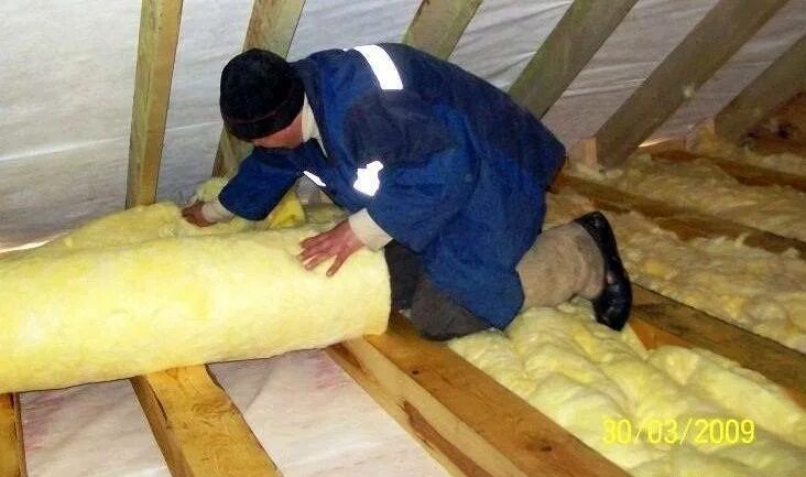 Плотность утеплителя для потолка для холодного чердака. Утеплитель для потолка бани. утеплить потолок в бане. утеплитель для потолка бани снаружи. рулонный утеплитель для потолка для холодного чердака.