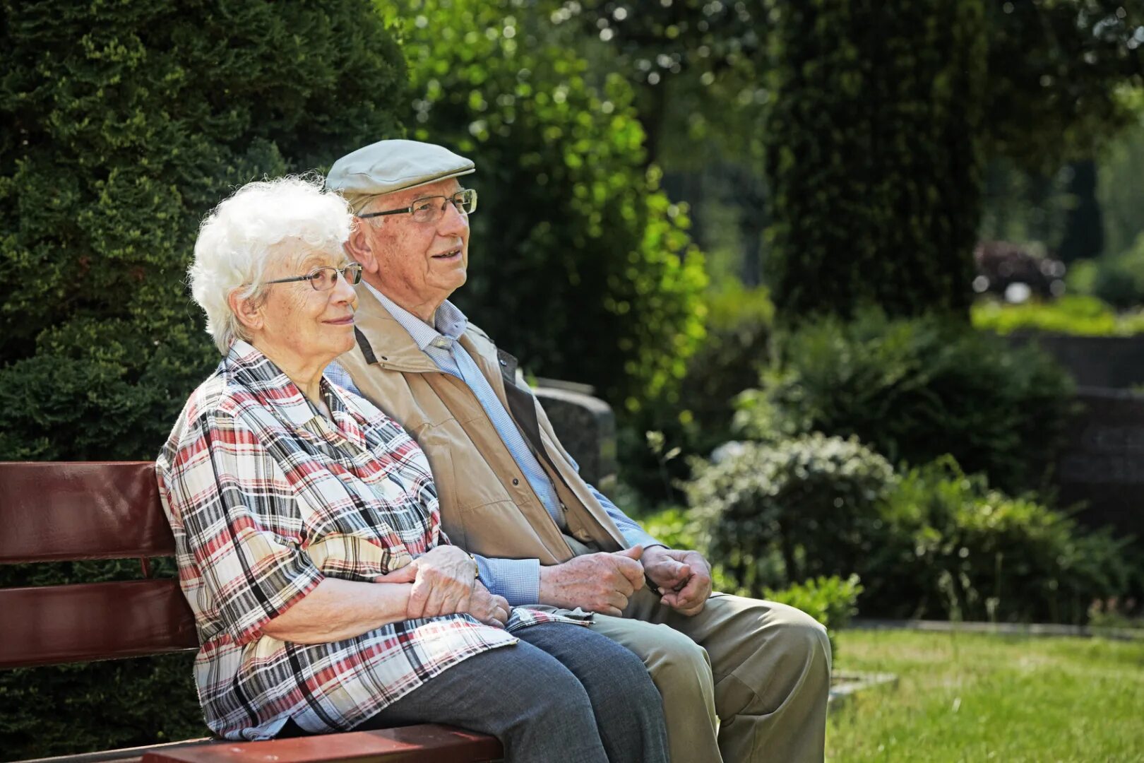 Дети пенсионеры. Пожилые люди. Пожилые родители. Бабушка с дедушкой на скамейке. Пенсионеры.