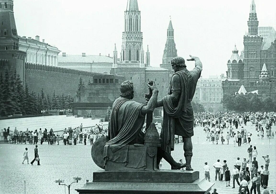 Статуя на красной площади. Статуя на красной площади. Статуя на красной площади. Памятник маршалу жукову в москве. Статуя на красной площади.