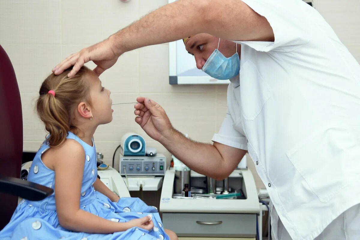 гланды лечение детей. физиотерапия при тонзиллите. хронический тонзиллит у детей. тонзиллор промывание миндалин. промывание небных миндалин на аппарате тонзиллор.