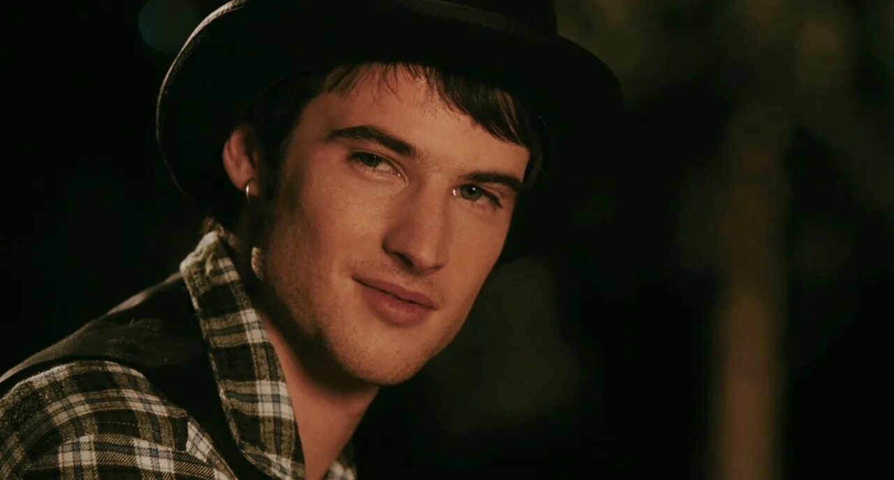 Tom was waiting for. Tom sturridge. том старридж актер. том старридж фото.