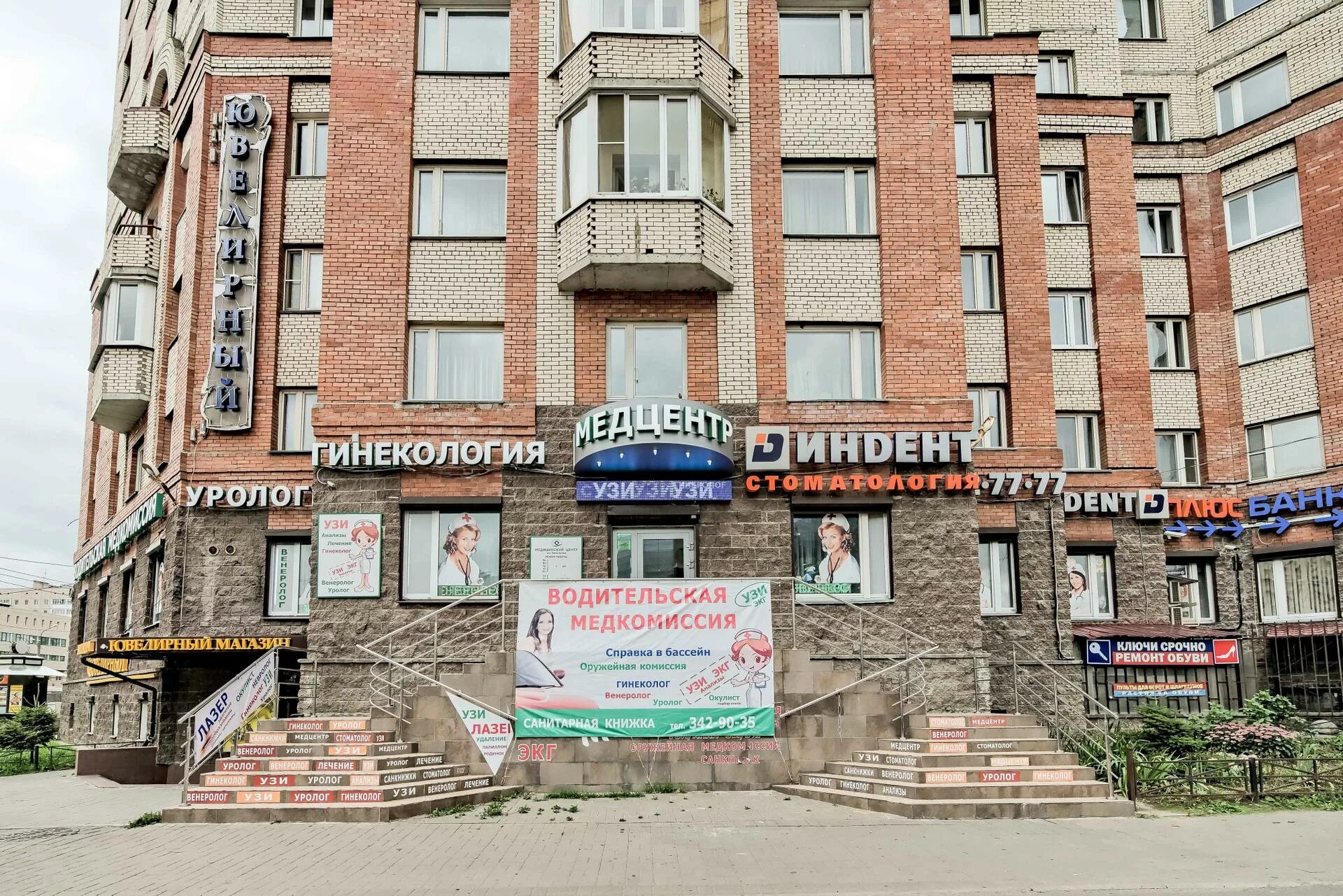 Узи комендантский проспект