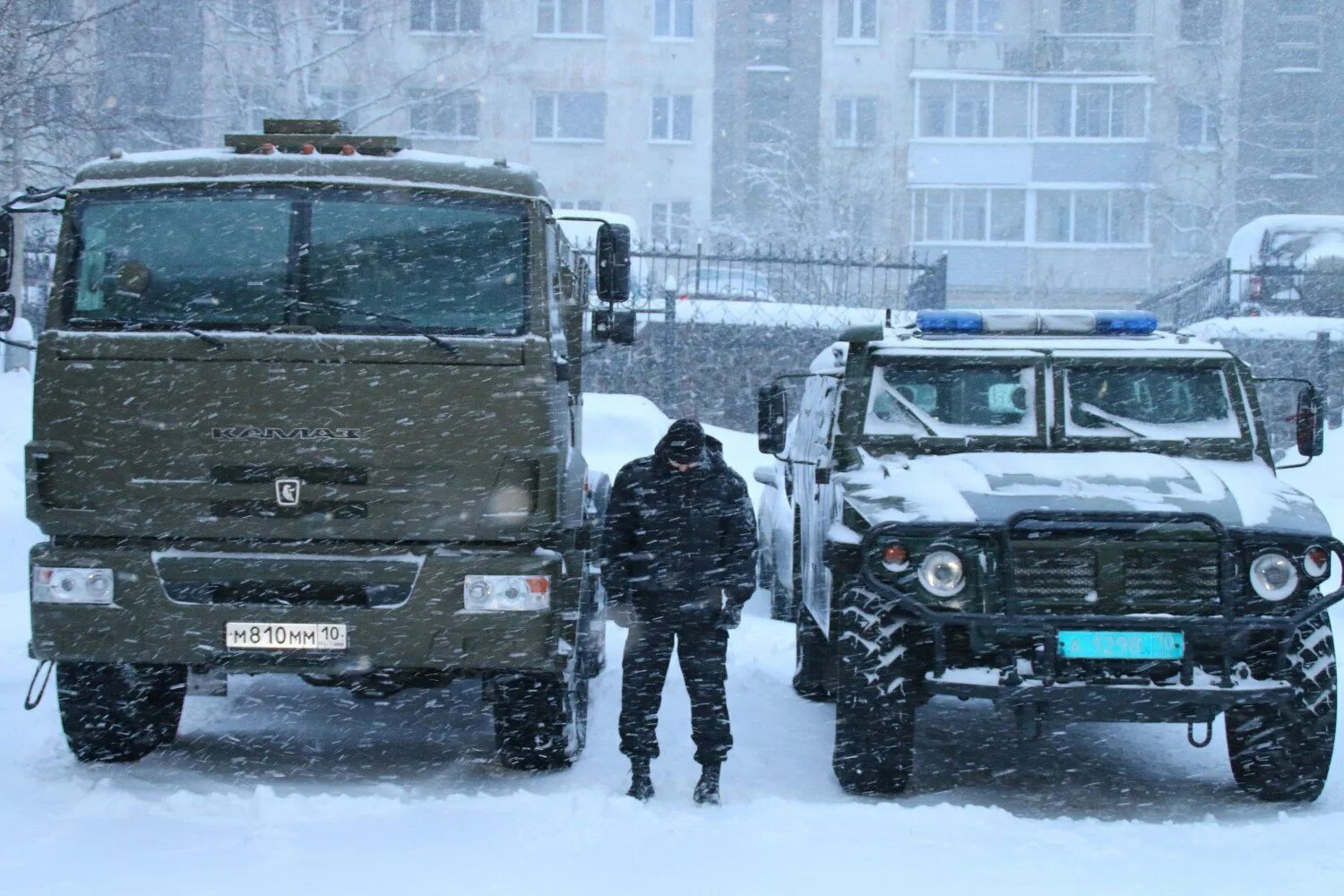 Камаз росгвардии. КАМАЗ-Урал СОБР. КАМАЗ Росгвардии ОМОН. Колонна ОМОН КАМАЗ. Бронированный КАМАЗ ОМОН.