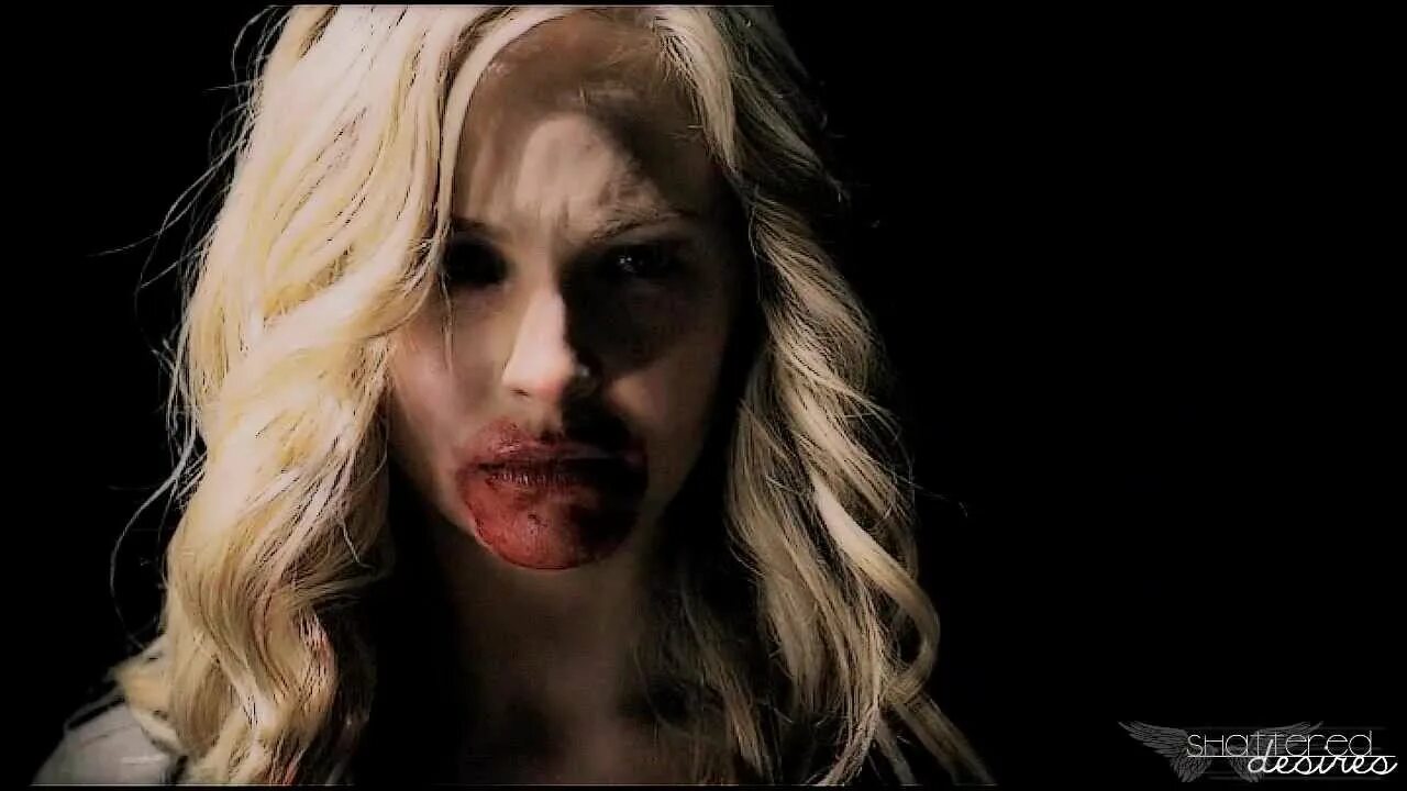 Девушка пьет кровь. Дневники вампира Кэролайн форбс вампир. Кэролайн форбс вампир без чувств. Злая Кэролайн дневники вампира. Кэролайн форбс вампир с клыками.