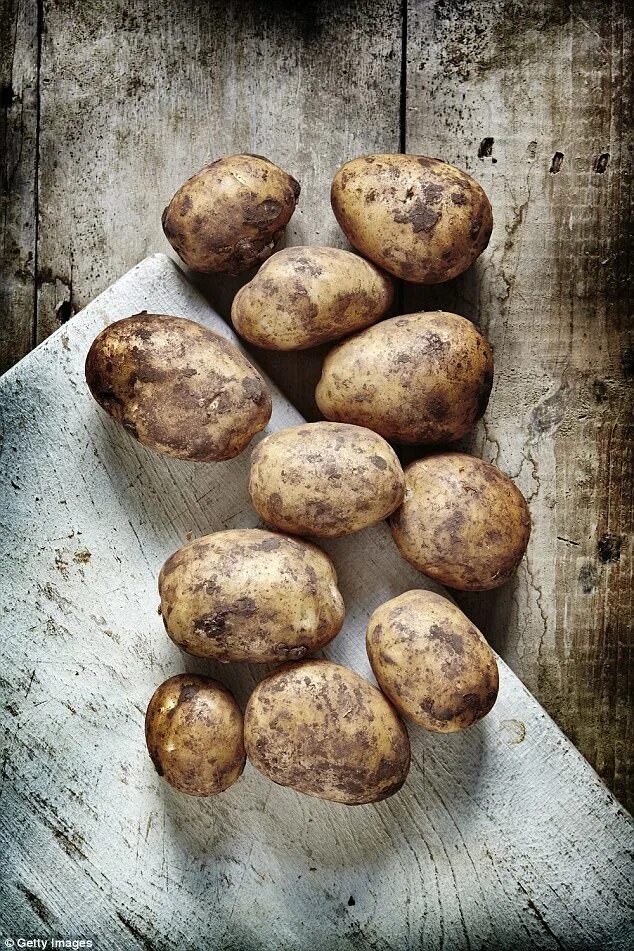 Сонник картошка видеть во сне. К чему снится картофель крупный сырой. Сон картошка на полу. К чему снится чистить картошку. Картофель во сне.