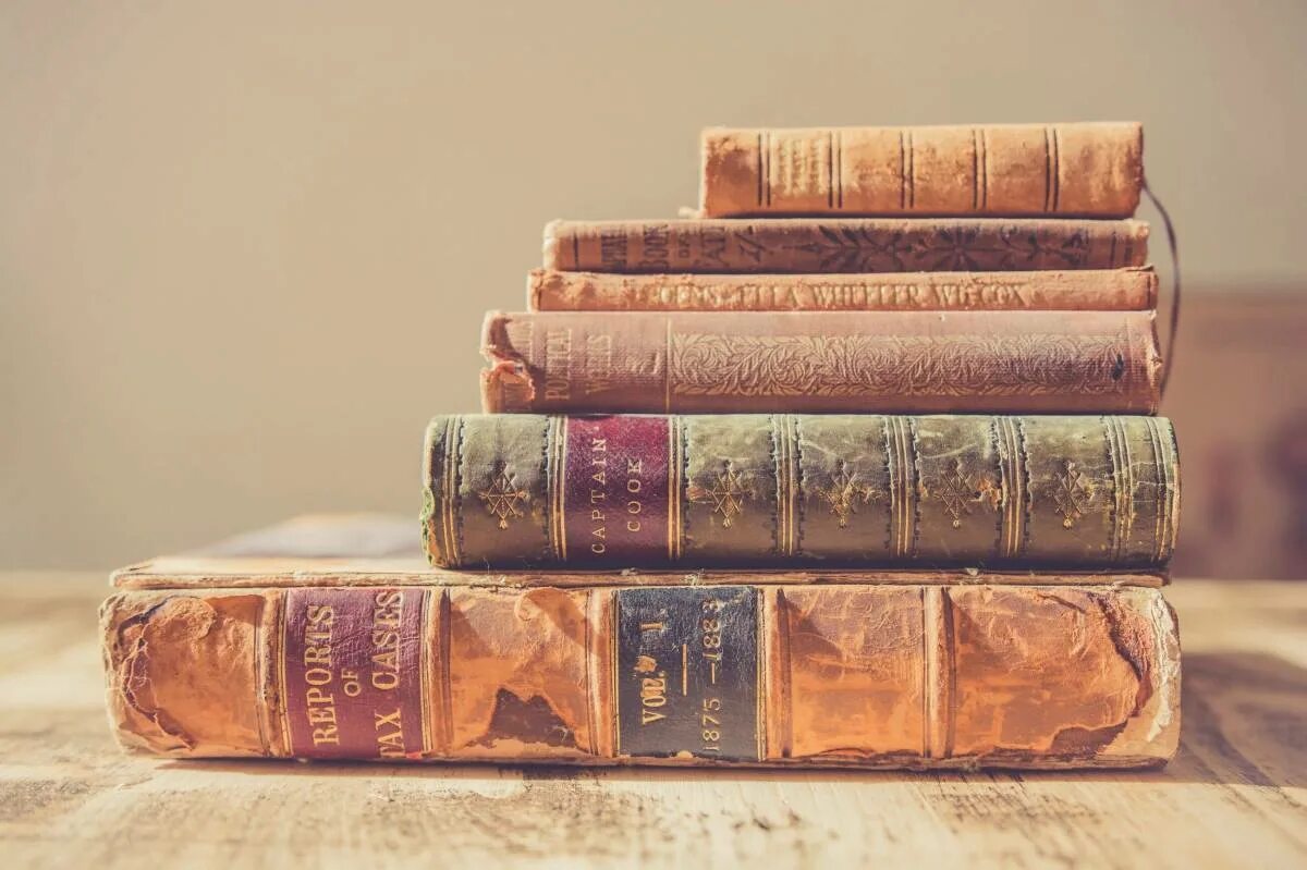 Книги лежат стопкой. Стопка книг. Старые книги. Книги на Светлом фоне. Красивые корешки книг.