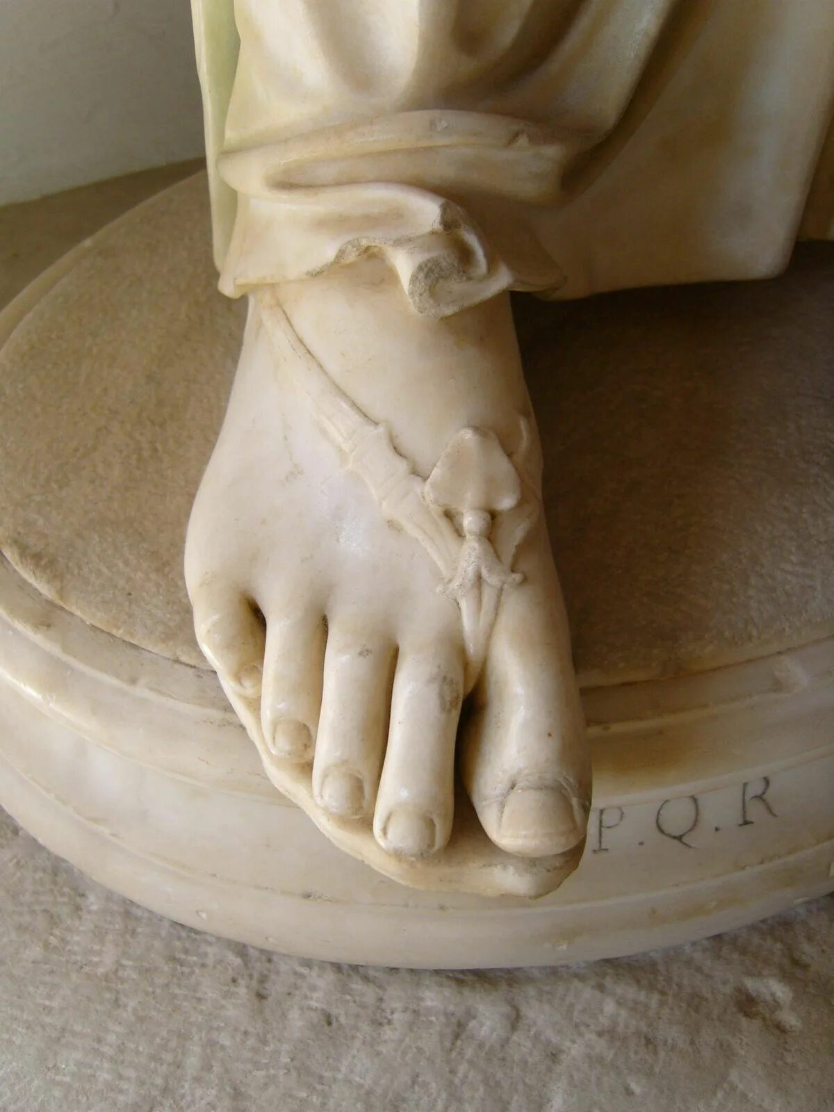 Нога статуя. Стопа скульптура. Стопы греческих статуй. Ноги античных скульптур. Греческая стопа у скульптур.