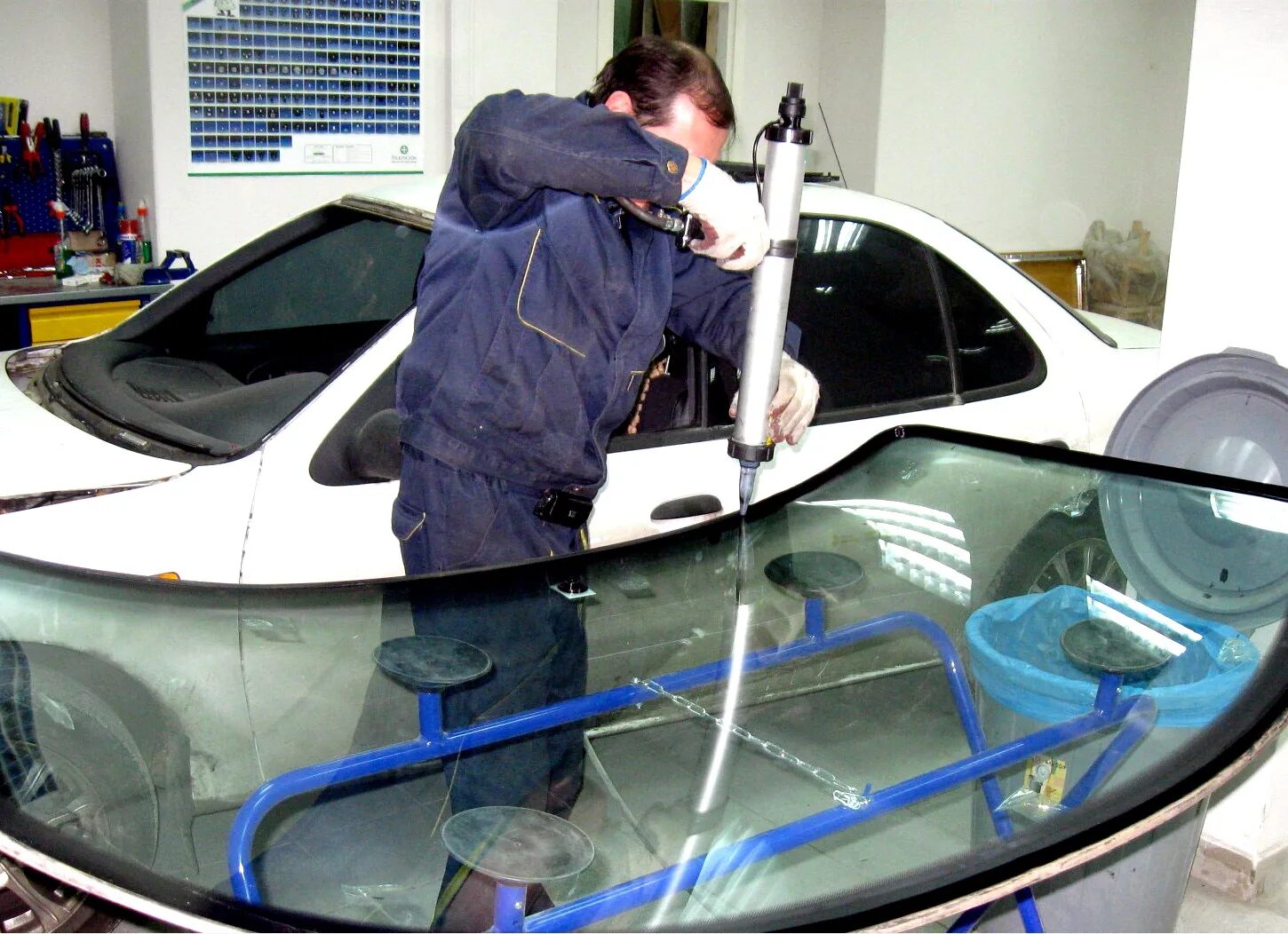 Замена стекла с выездом. Вклейка лобового стекла. Вклейка стекол автомобиля. Вклеивание стекла на авто. Вклейка автомобильного стекла.