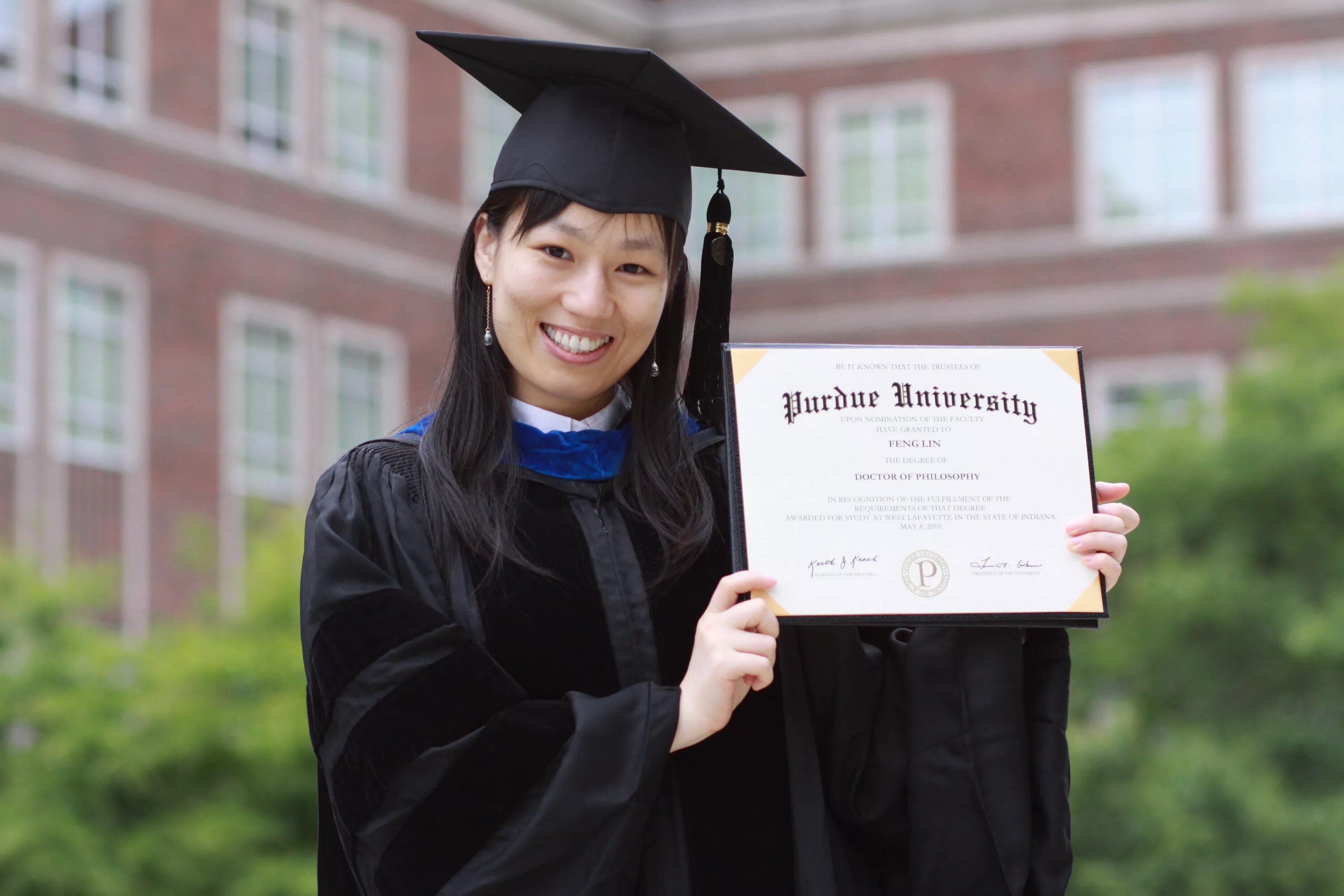 May is a student. Бакалавр Америка. Выпускники вузов в Японии. Степень магистра в Великобритании.