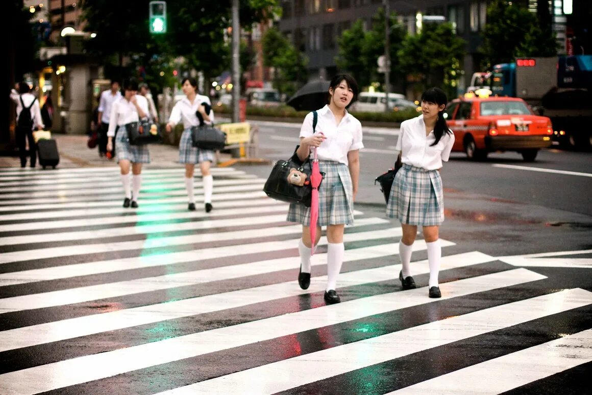 Япония токио люди. Люди в городе японии. Сибуя токио. Люди в городе японии. Япония люди на улице токио.