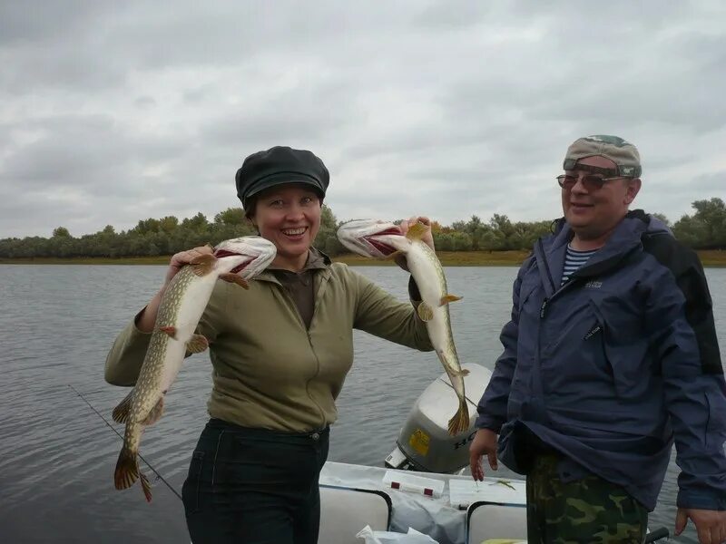 Уровень ахтубы в ахтубинске сегодня. Река Волга рыбалка. Рыбалка на Ахтубе. Ахтубинск Волга рыбалка. Рыбаки на нижней Волге.