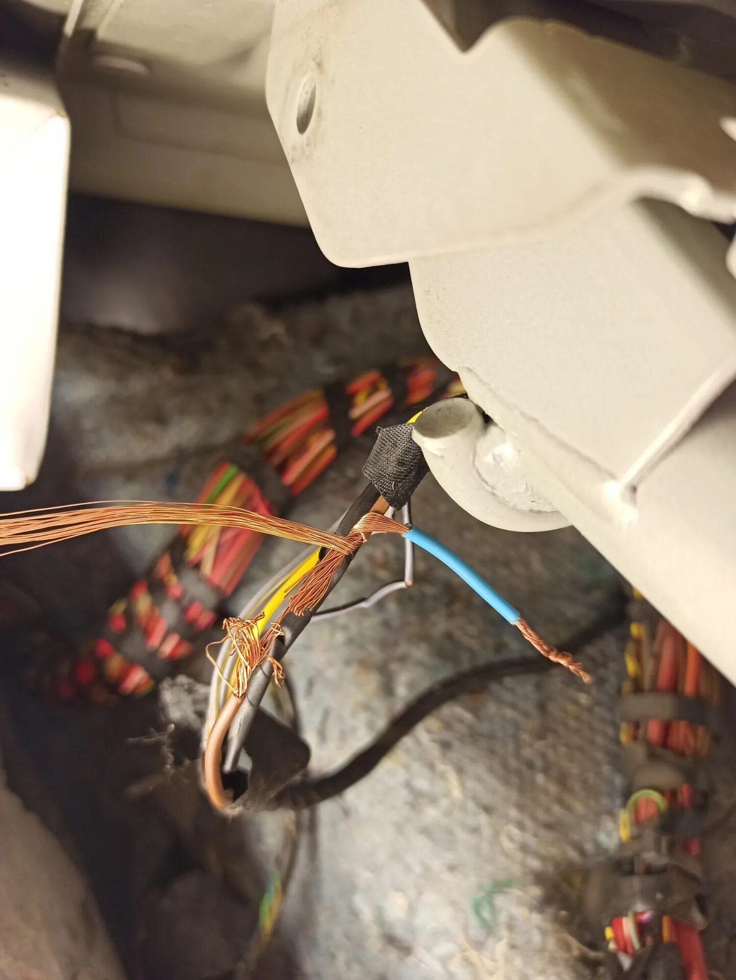 Бмв е34 не открывается дверь снаружи передняя. Бмв е39 не открывается дверь снаружи. Кнопка открытия багажника бмв е60. Не открывается е60. Плохо открывается дверь ниссан тиида.