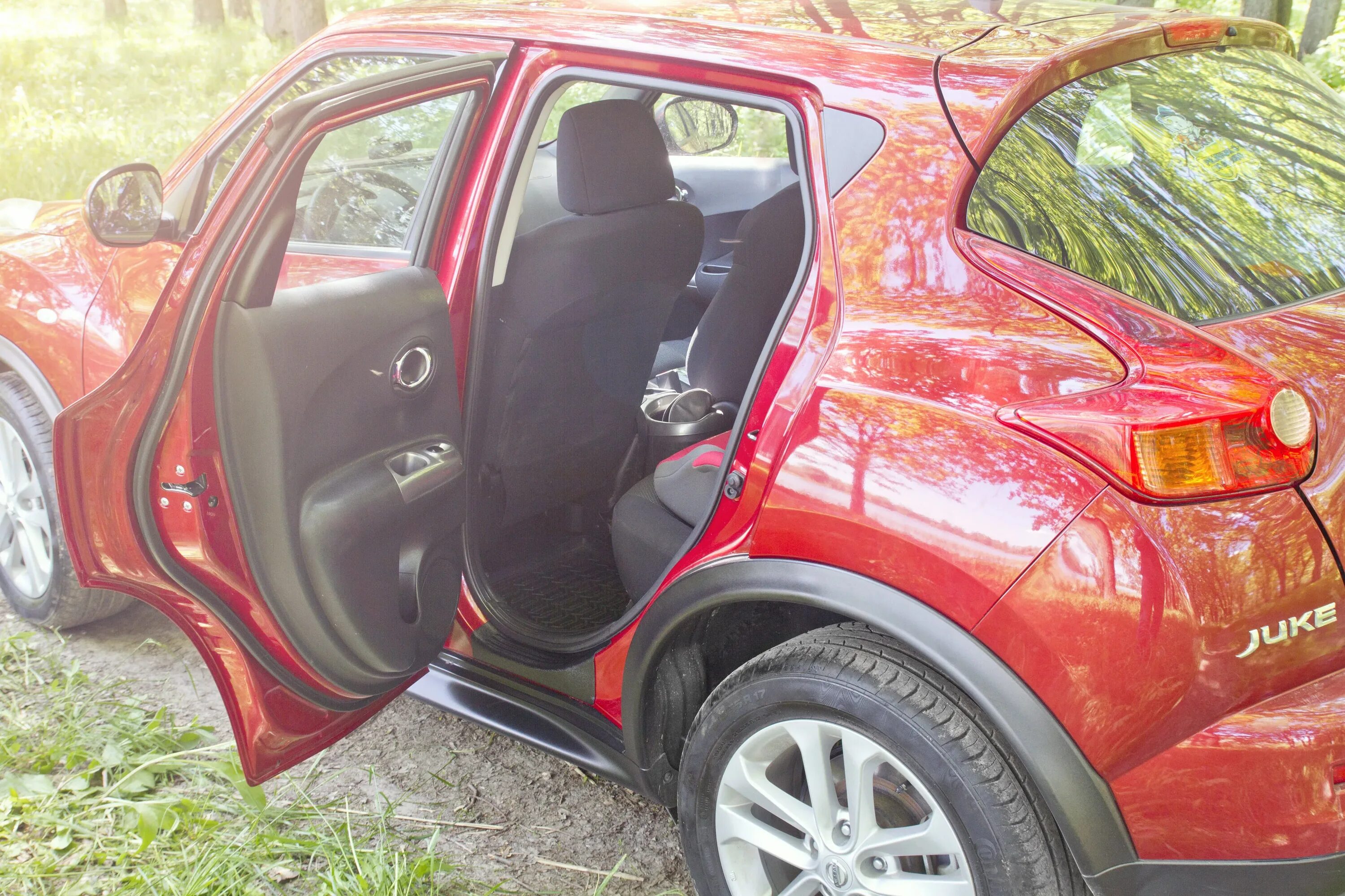 Ниссан жук задняя дверь. Nissan juke задняя дверь. двери ниссан джук. ниса н жук 2015 задняя дверь. ниссан жук открытая задняя дверь.