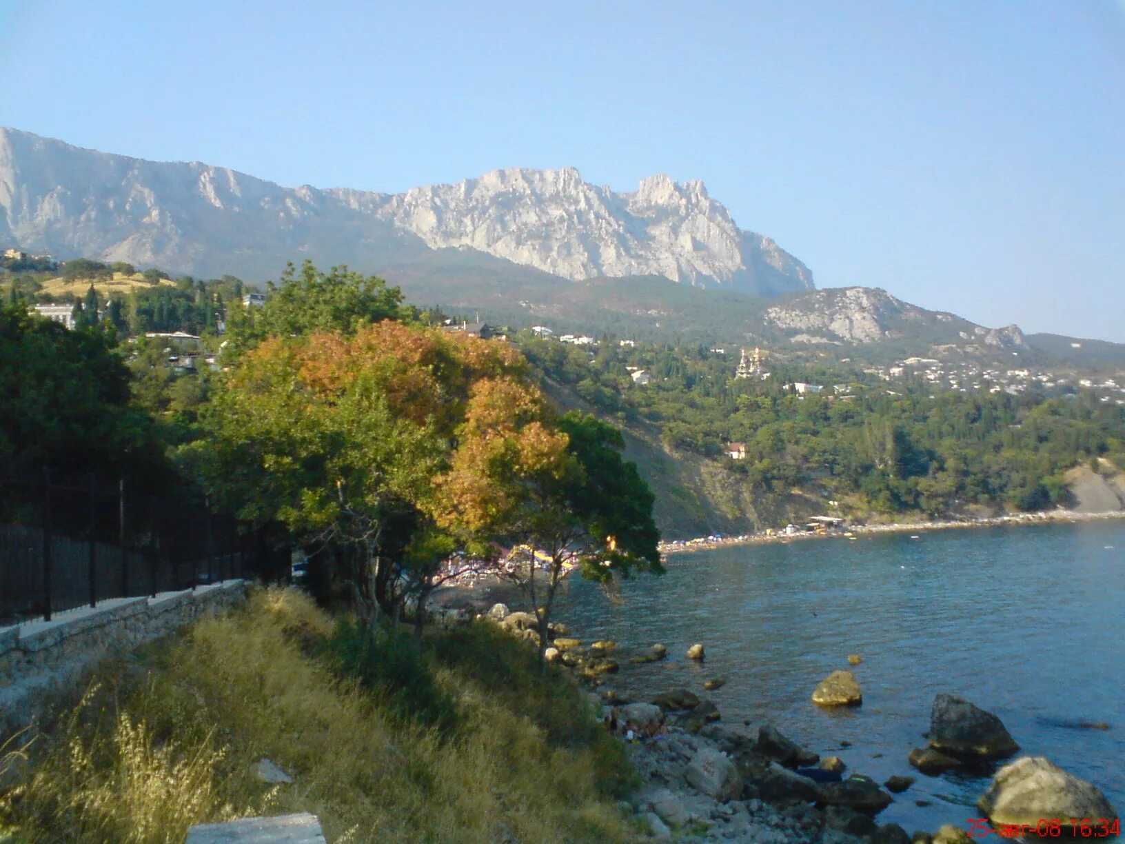 Зима в алупке. Галька в алупке. Алупка крым зимой. Набережная залив голубой в симеизе. Скала крестовая алупка.