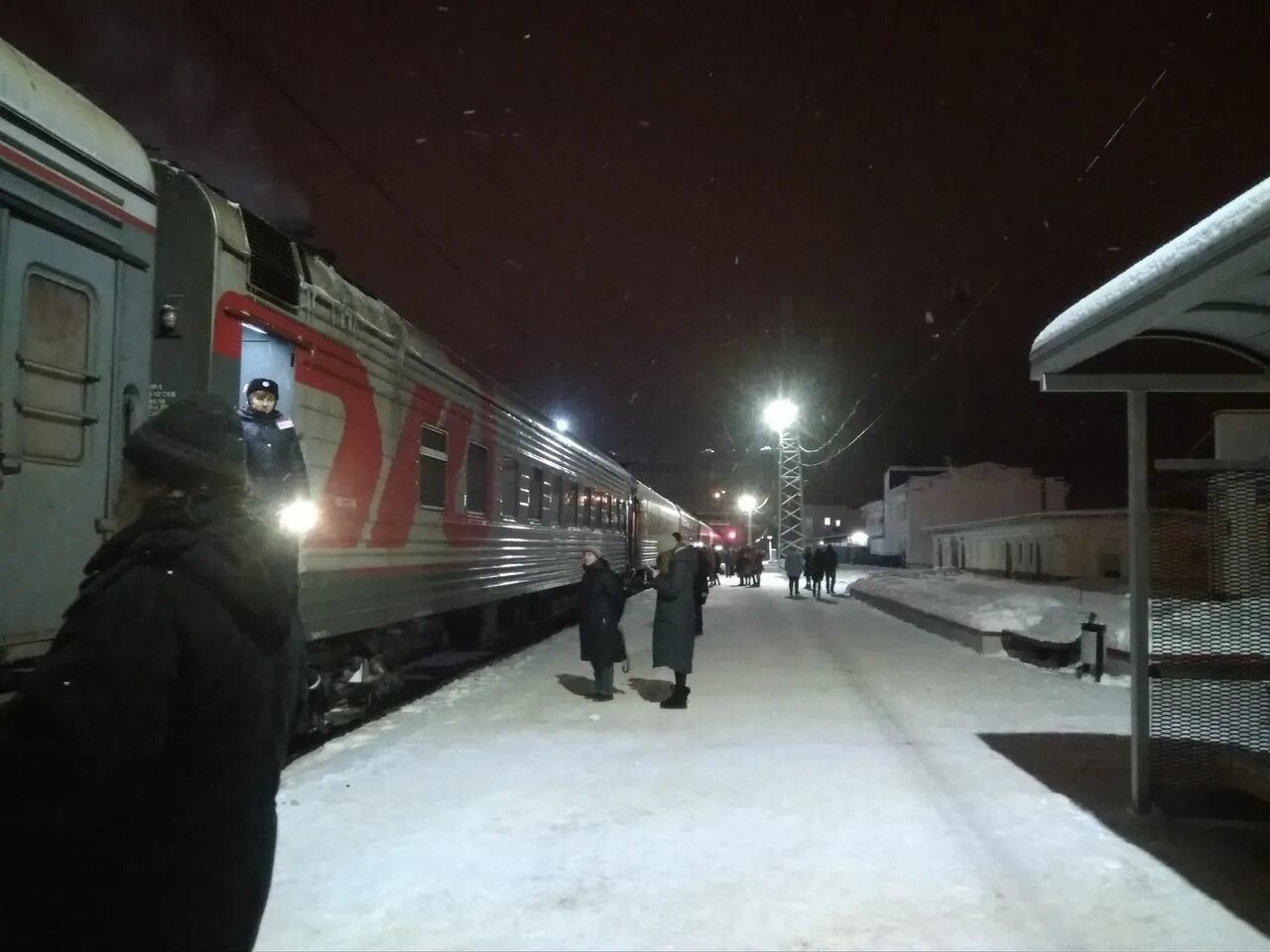 Новый поезд кострома. Кострома ЖД вокзал зима. Ночной вокзал Кострома. Кострома новая ЖД вокзал. Поезда зимой вокзал Москва.