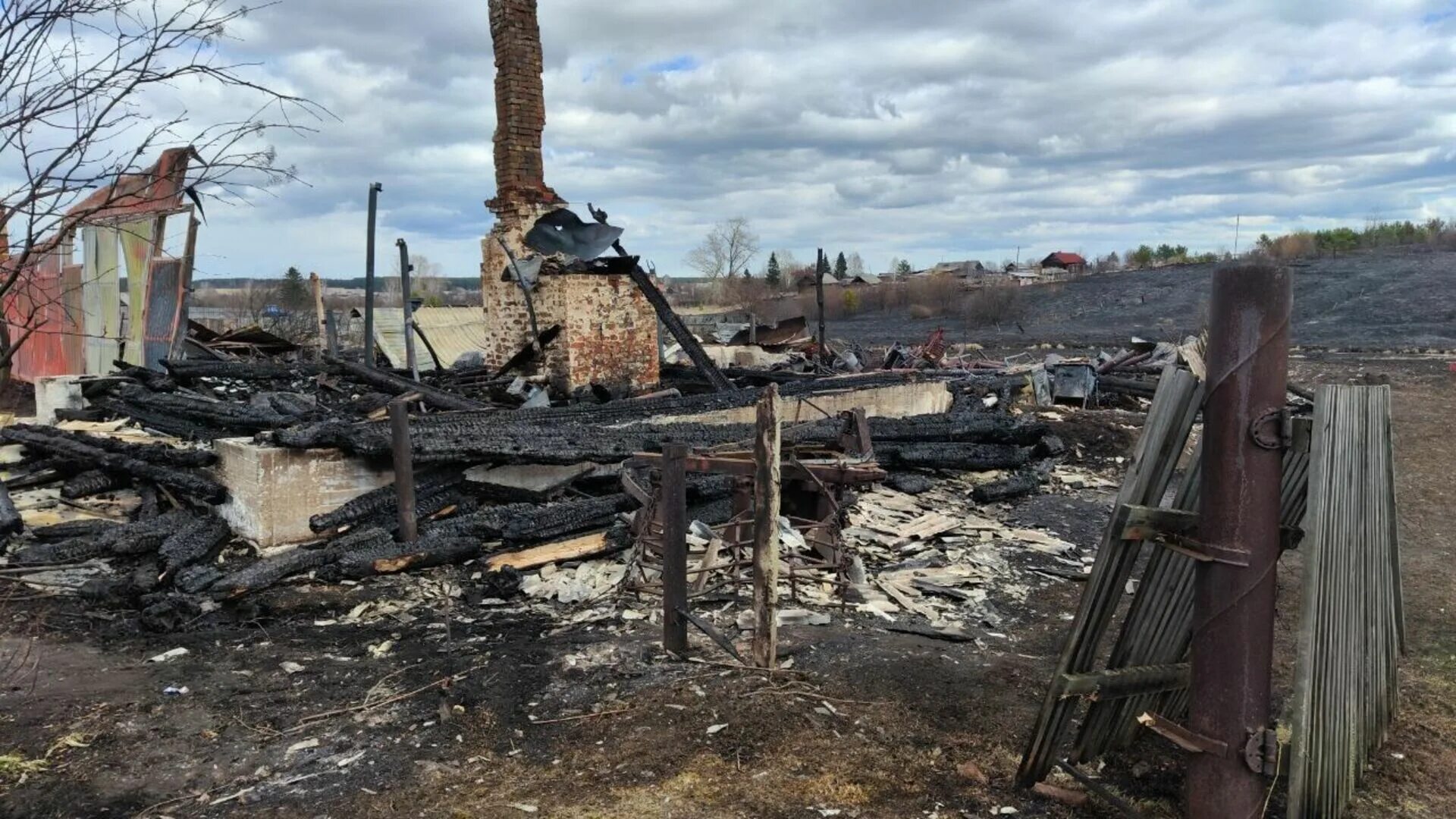 Пожар в БЫЗОВО. Пожар с.БЫЗОВО Свердловская обл. Пожар в селе. Пожар под Нижнем Тагилом. Ему сегодня было б