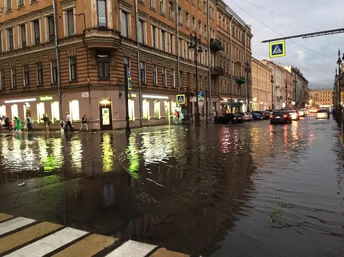 Наводнения в питере фото Река Фонтанка вышла из берегов и затопила спуски