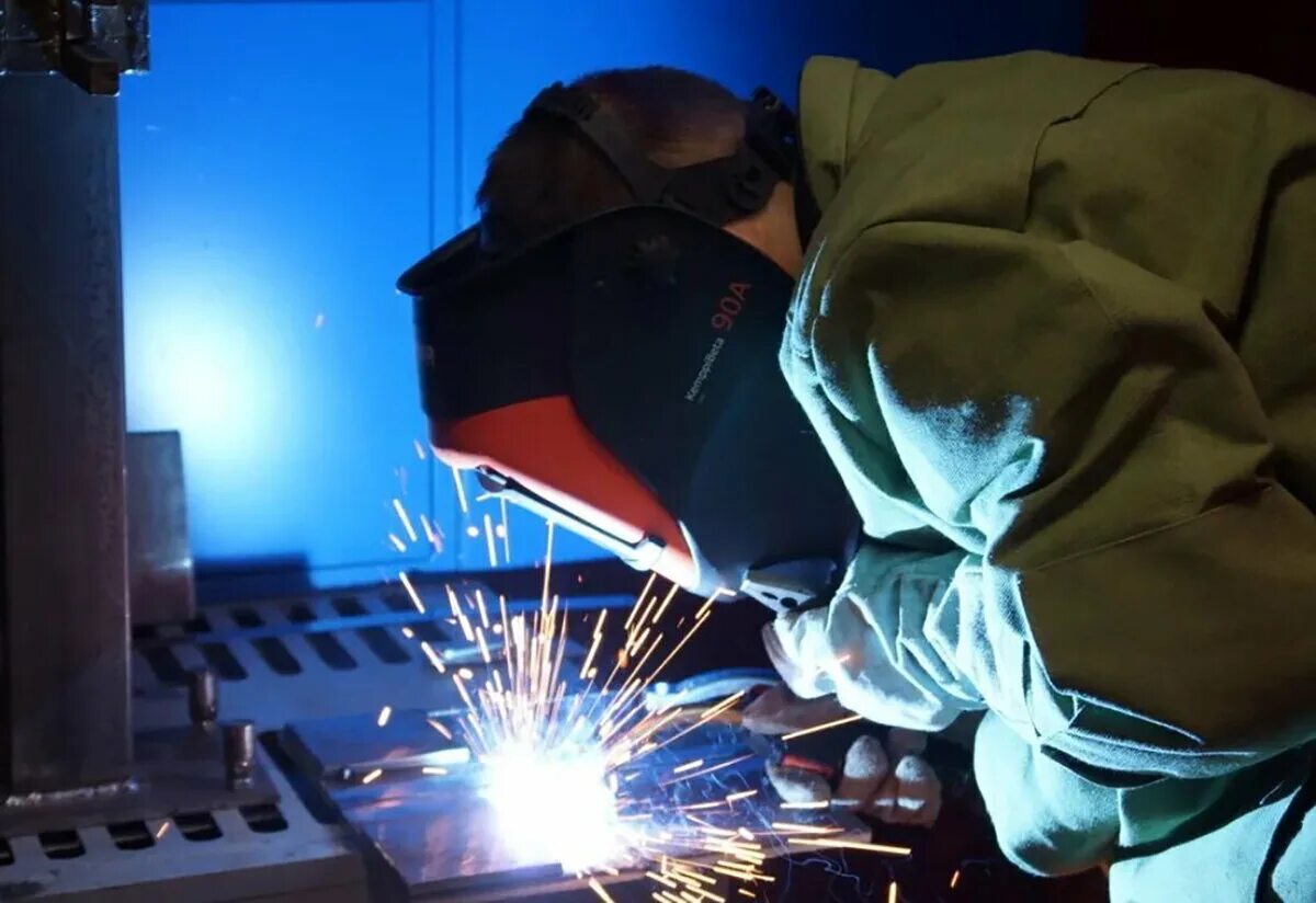 Сварщик заочно. Сварщик заочно. Сварка. Сварочные полуавтоматы welding welder. Электросварщик ручной сварки.