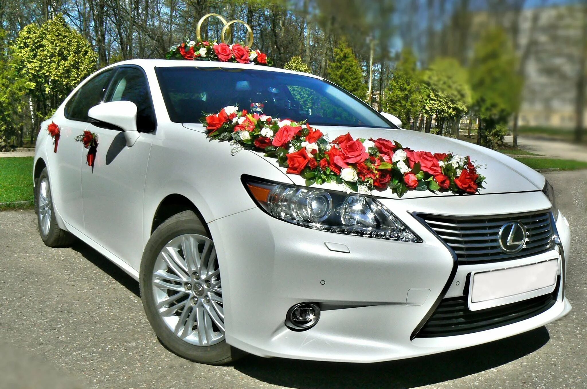 Машина будет свадьба. Lexus es250 черный свадебный. Свадебная машина. Свадебные украшения на машину. Украшение машины молодоженов.