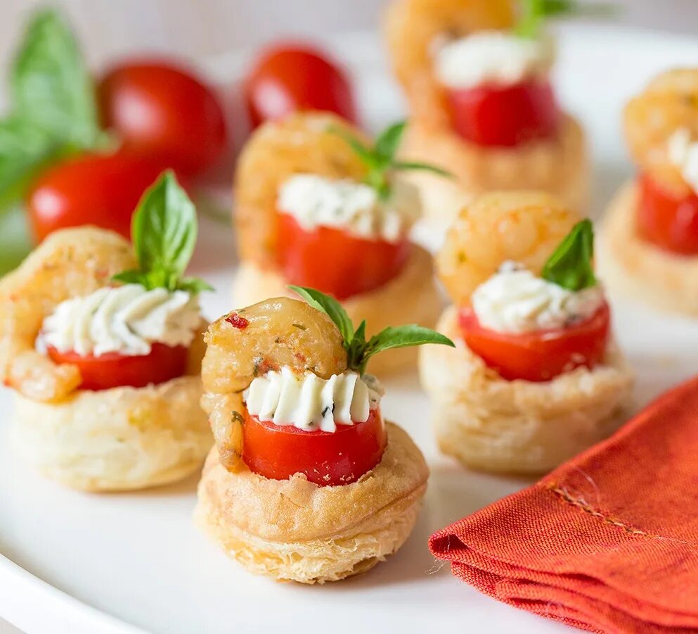 Бутерброды на слоеном тесте. Закуска из млоеноготеста. Слоеные лодочки с начинкой. Закуска на слоеном тесте. Закуска на слоеном тесте.