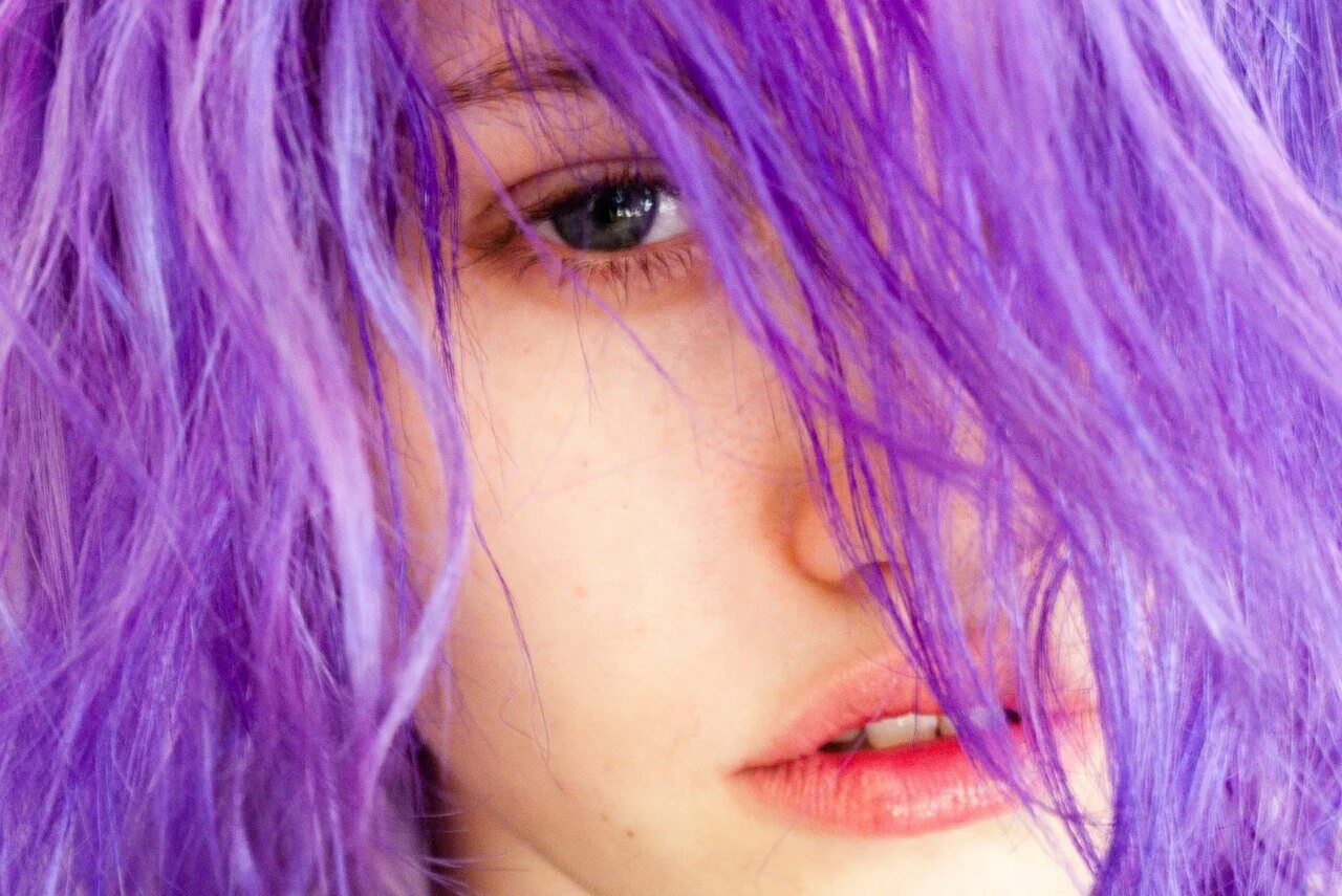Фиолетовые волосы. Лавандовые волосы. Красивые девушки с фиолетовыми волосами. Звезды с розовыми фиолетовыми волосами.