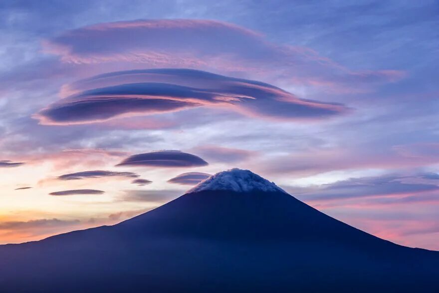 Японские облака. Линзообразное облако, гора Фудзи, Япония. Гора Фудзи в Японии лентикулярное облако. Линзовидные облака Фудзи. Лентикулярные облака на Камчатке.