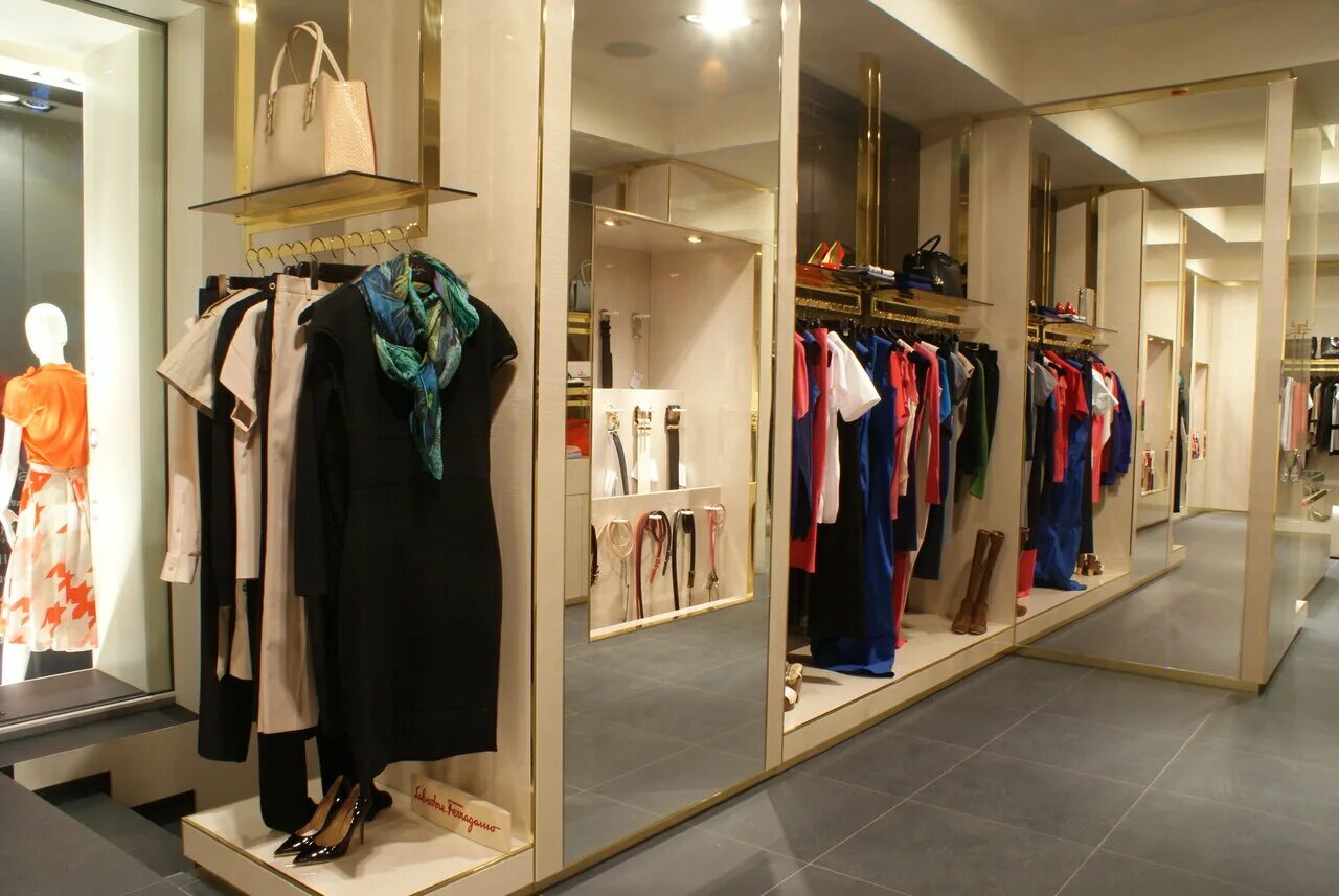 Бутик одежды. Интерьер магазина одежды. Бутик одежды. Оборудование для магазина женской одежды. Магазин одежды информация.