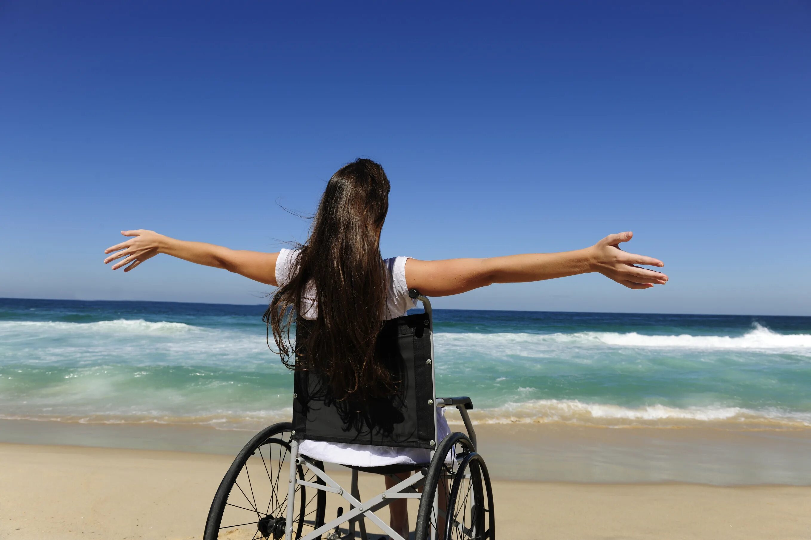 Инвалидная коляска на море. Инвалид на море. Туризм для людей с ограниченными возможностями. Инвалид на коляске на море.