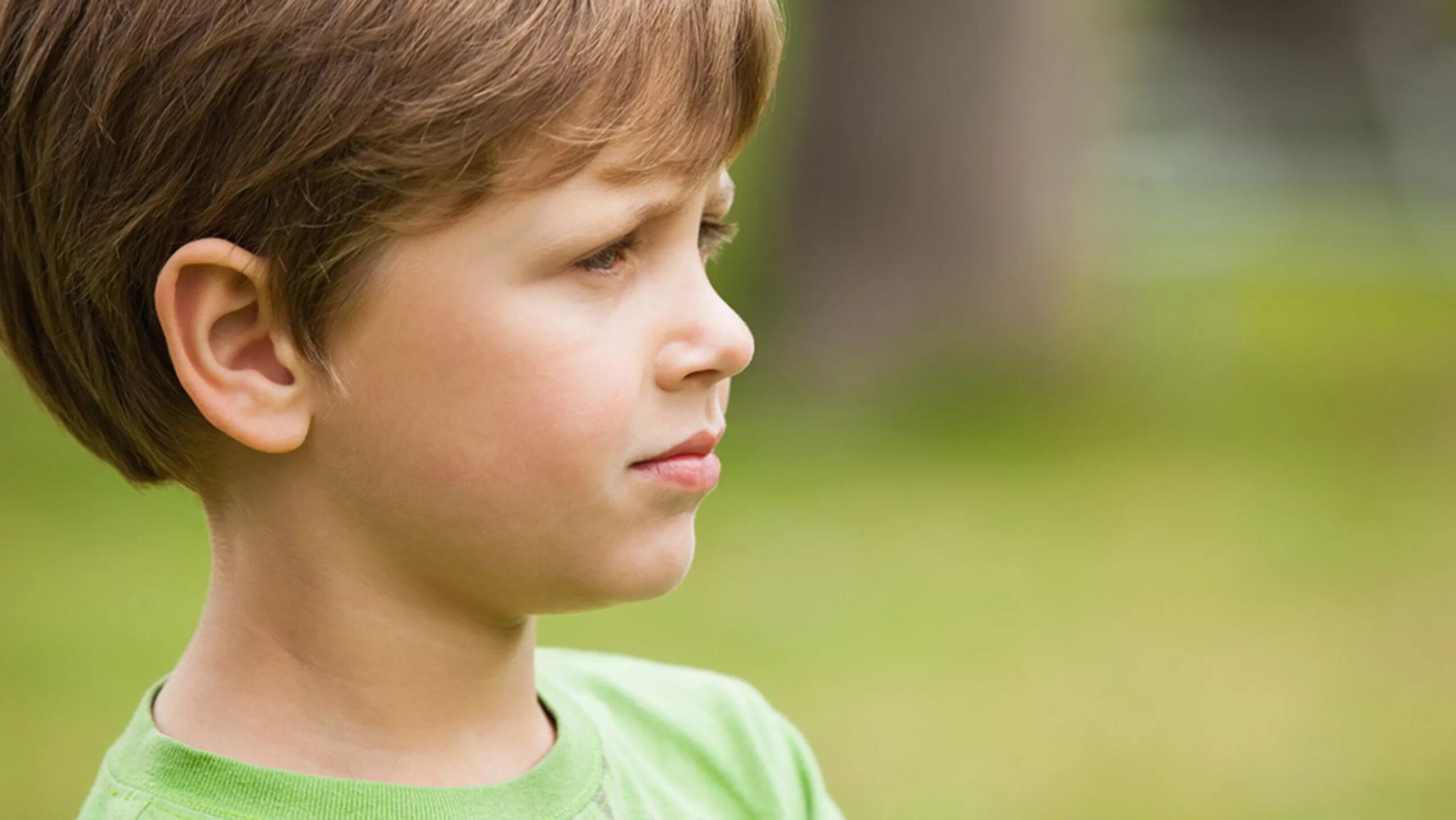 Мальчик с боку. Бедный мальчик. Side boy. Стрижки для мальчиков с мелкими кудрями. Узбекский ребенок мальчик сток.