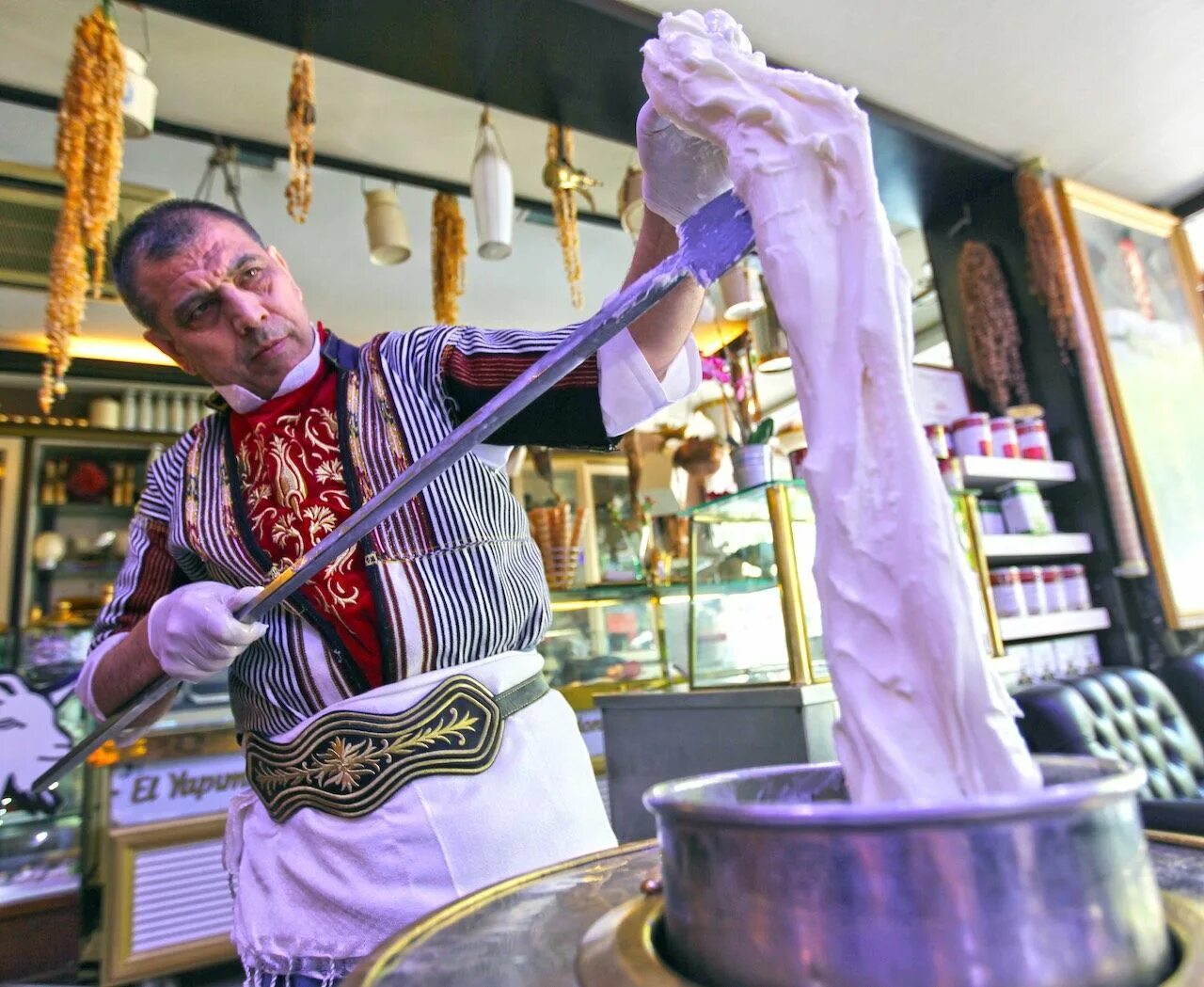 Тягучее мороженое турецкое. Дондурма мороженое в турции. Дондурма мороженое. Как называется турецкое мороженое. Мороженое в стамбуле дондурма.