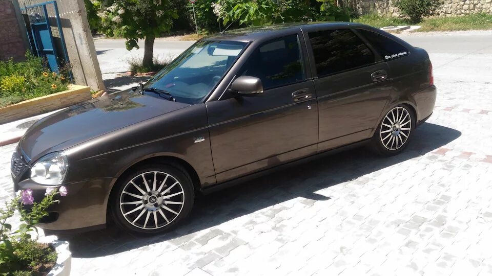 Черная приора хэтчбек на r16. Приора хэтчбек r16. Приора r16 седан -50. R15 на ваз приора. Приора седан персей r16.