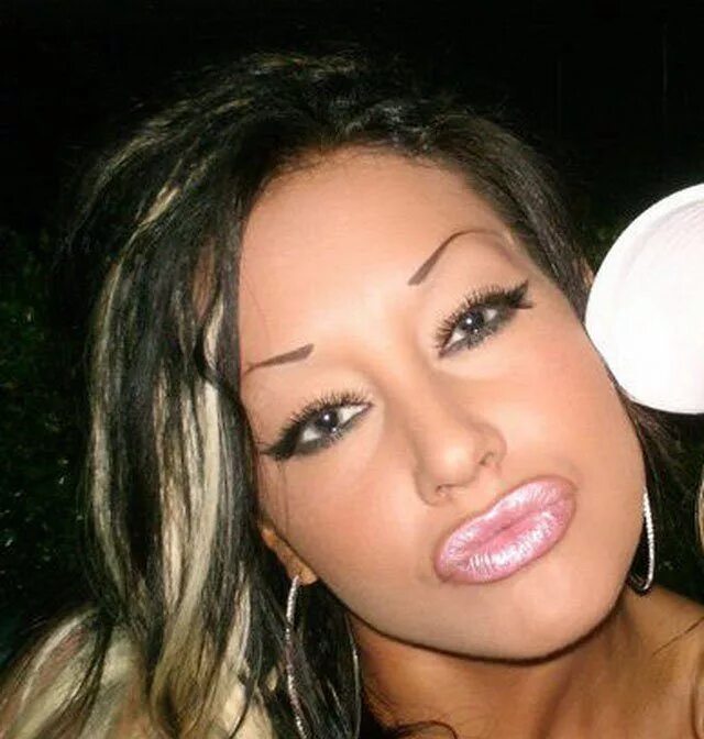 Duck face. Девушка губы уточкой. Duck face. Девки с утиными губами. Дакфейс фото.