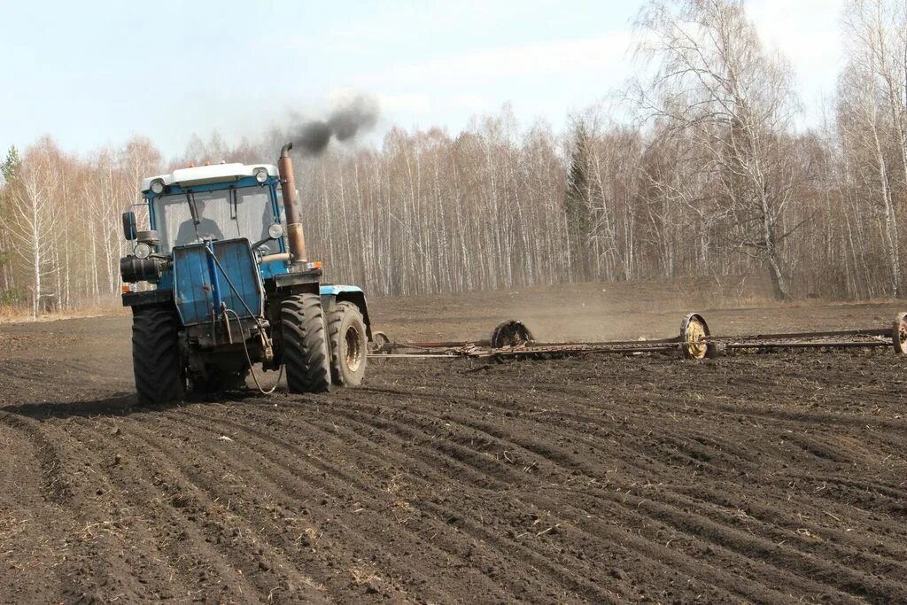 Посевная. Полевые работы. Пшеничное поле с комбайном. Комбайн в поле. Время полевых работ.