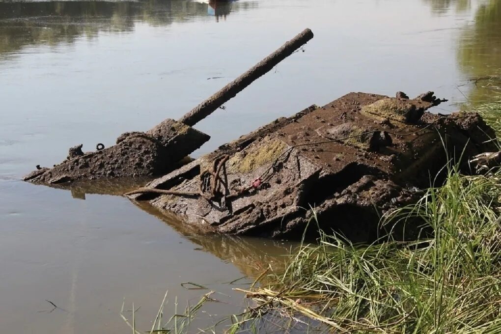 Танк утонул. Танк т-34-76 поднятый со дна реки Дон. Т 34 из болота. Т 34 из реки Дон. Затонувшие танки в болотах.