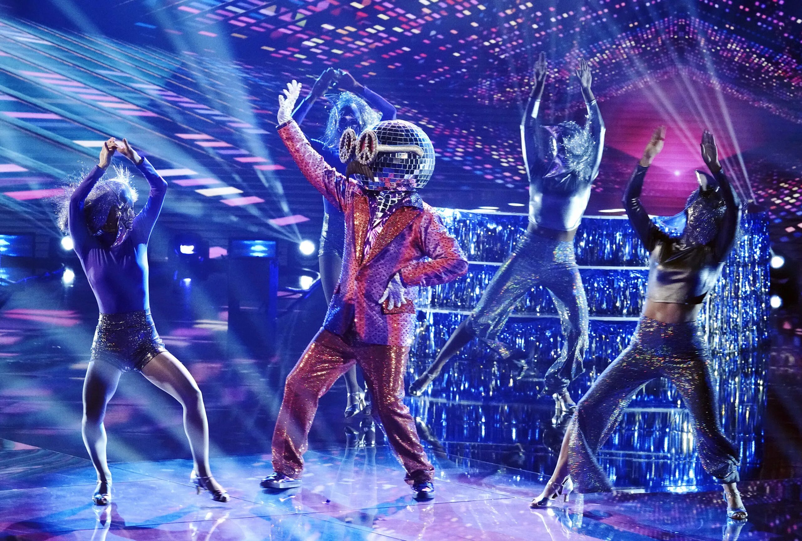 Танцующая маска. Шоу маска танцы пугало. Шоу танцы. Шоу маска. Танцевальное шоу.