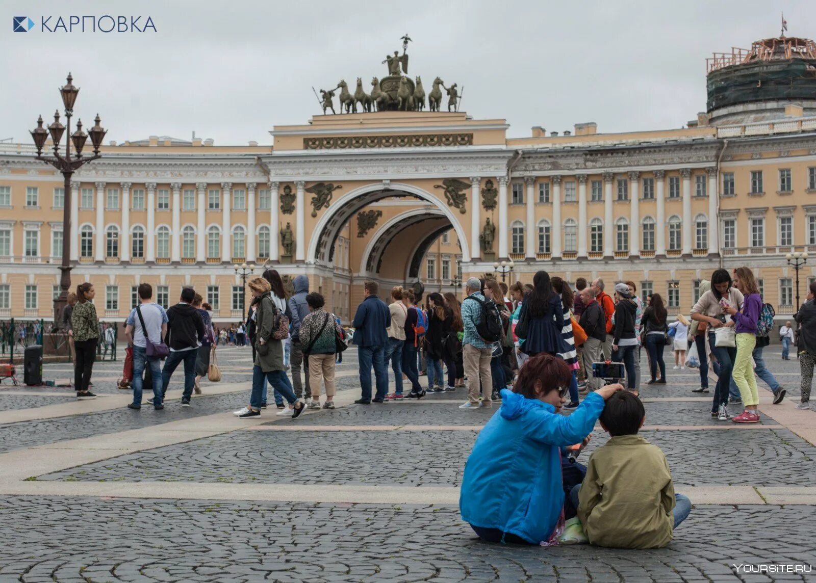 Какая сегодня санкт петербург. Дворцовая площадь в Санкт-Петербурге туристы. Дворцовая площадь в Санкт-Петербурге с людьми. Дворцовая площадь в Санкт-Петербурге сейчас. Петербург Дворцовая площадь с туристами.