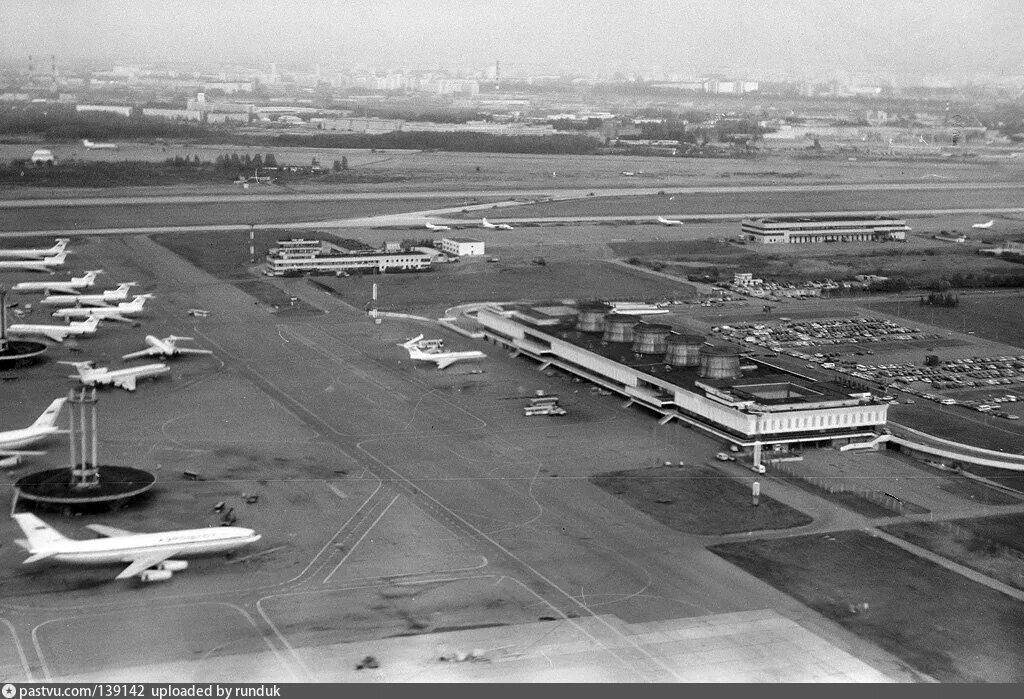 Аэропорт пулково 1965 год. Аэропорт пулково ленинград. Пулково 1973. 90 лет аэропорту. Старый аэровокзал шереметьево-1.
