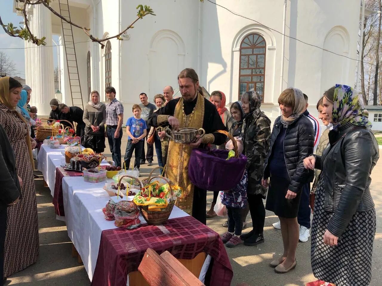 Освещение куличей в церкви. Пасха храм. Освещатькуличи в церкви. Освящение куличей на Пасху. Когда святить куличи в 2024