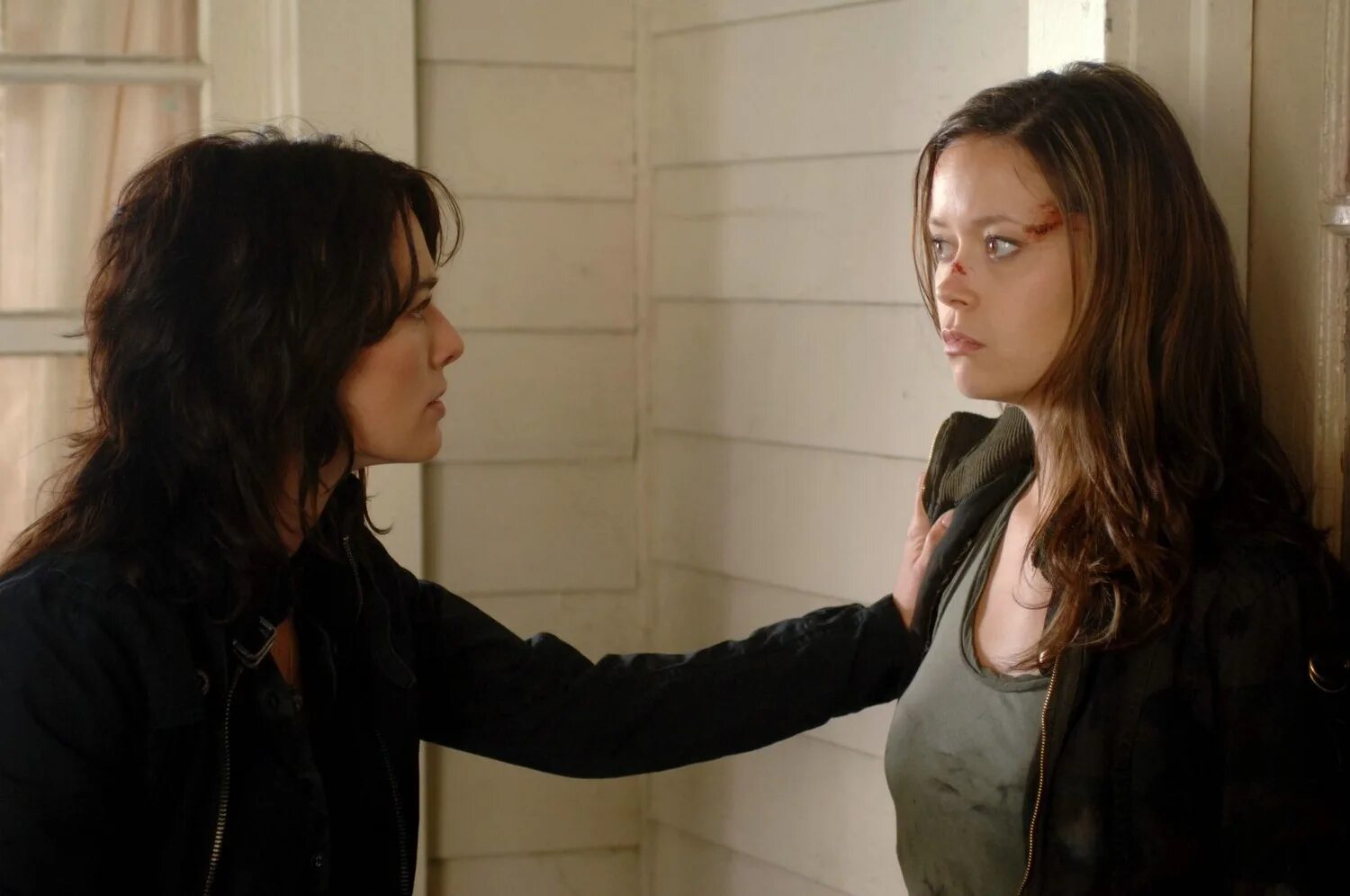 Хроники сары коннор кэмерон. Терминатор хроники сары коннор поцелуй кэмерон и джона. Терминатор: битва за будущее (2008). Саммер глау 2022. Дин уинтерс хроники сары коннор.